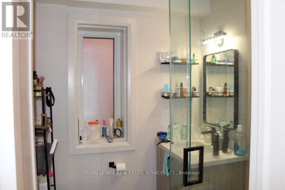 












966 COLLEGE STREET

,
Toronto,




Ontario
M6H1A5

