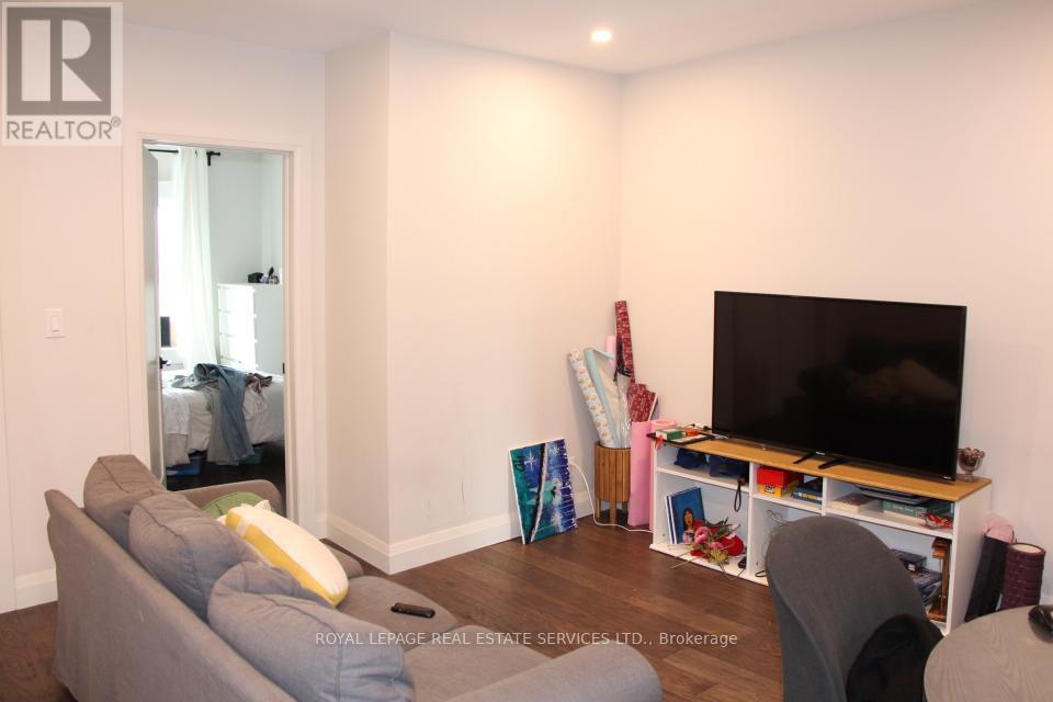 












966 COLLEGE STREET

,
Toronto,




Ontario
M6H1A5

