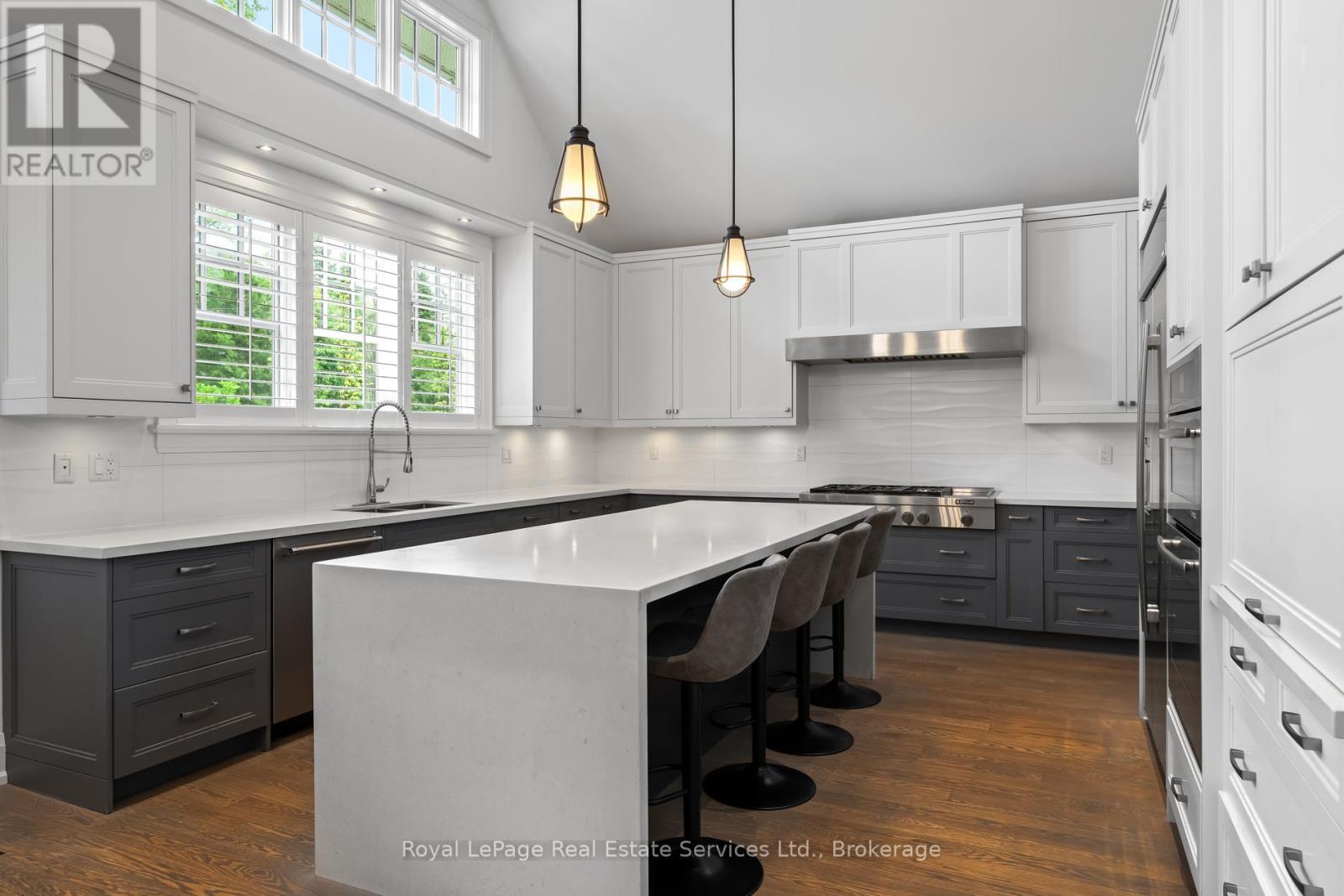 












231 CHERRYHILL ROAD

,
Oakville (BR Bronte),




Ontario
L6L3E3

