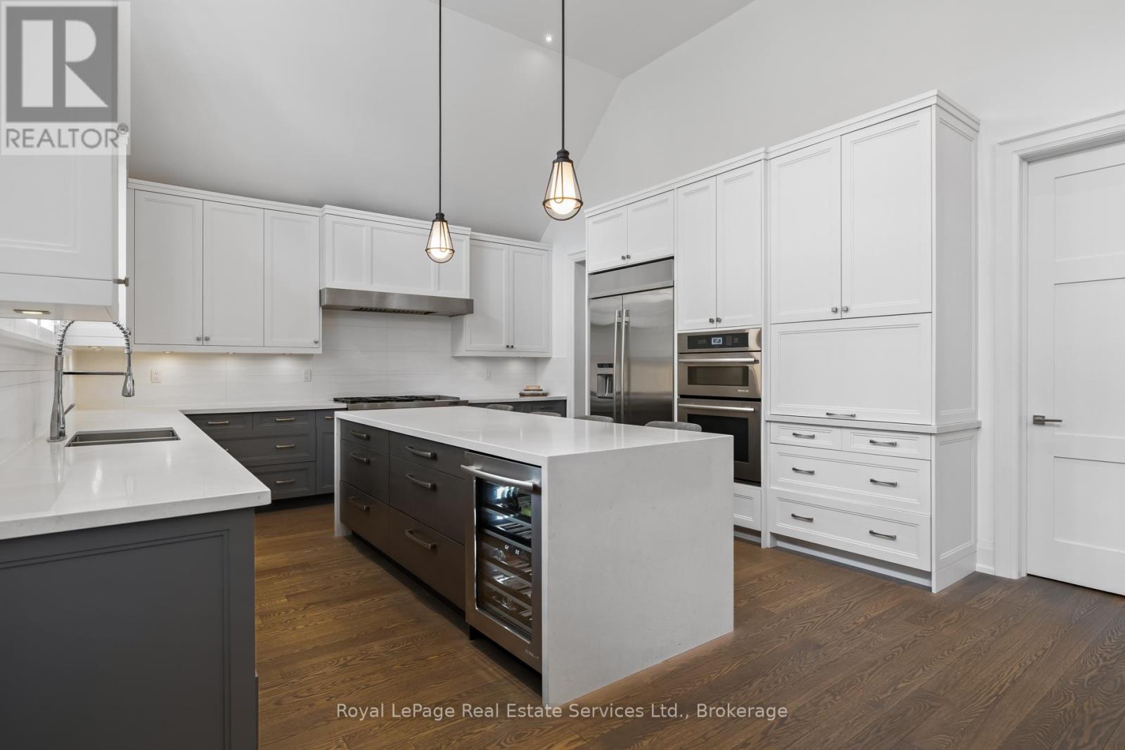 












231 CHERRYHILL ROAD

,
Oakville (BR Bronte),




Ontario
L6L3E3

