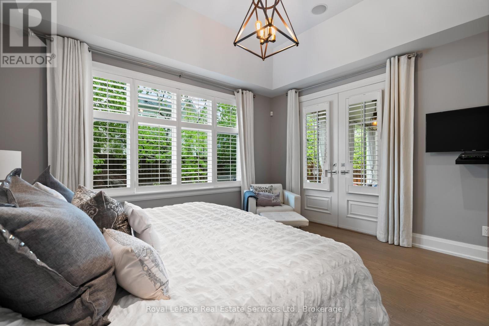 












231 CHERRYHILL ROAD

,
Oakville (BR Bronte),




Ontario
L6L3E3


