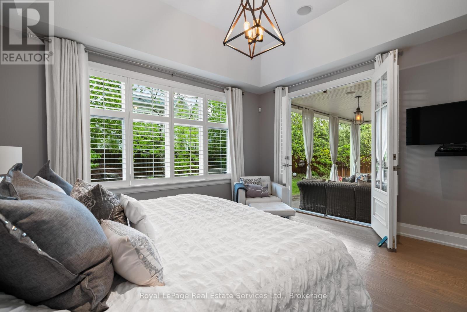 












231 CHERRYHILL ROAD

,
Oakville (BR Bronte),




Ontario
L6L3E3

