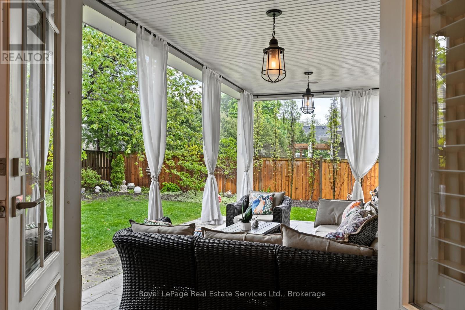 












231 CHERRYHILL ROAD

,
Oakville (BR Bronte),




Ontario
L6L3E3

