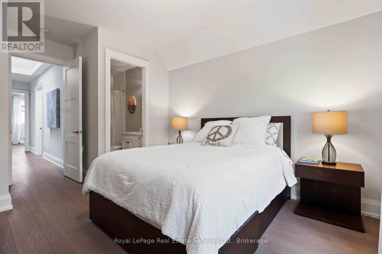 












231 CHERRYHILL ROAD

,
Oakville (BR Bronte),




Ontario
L6L3E3

