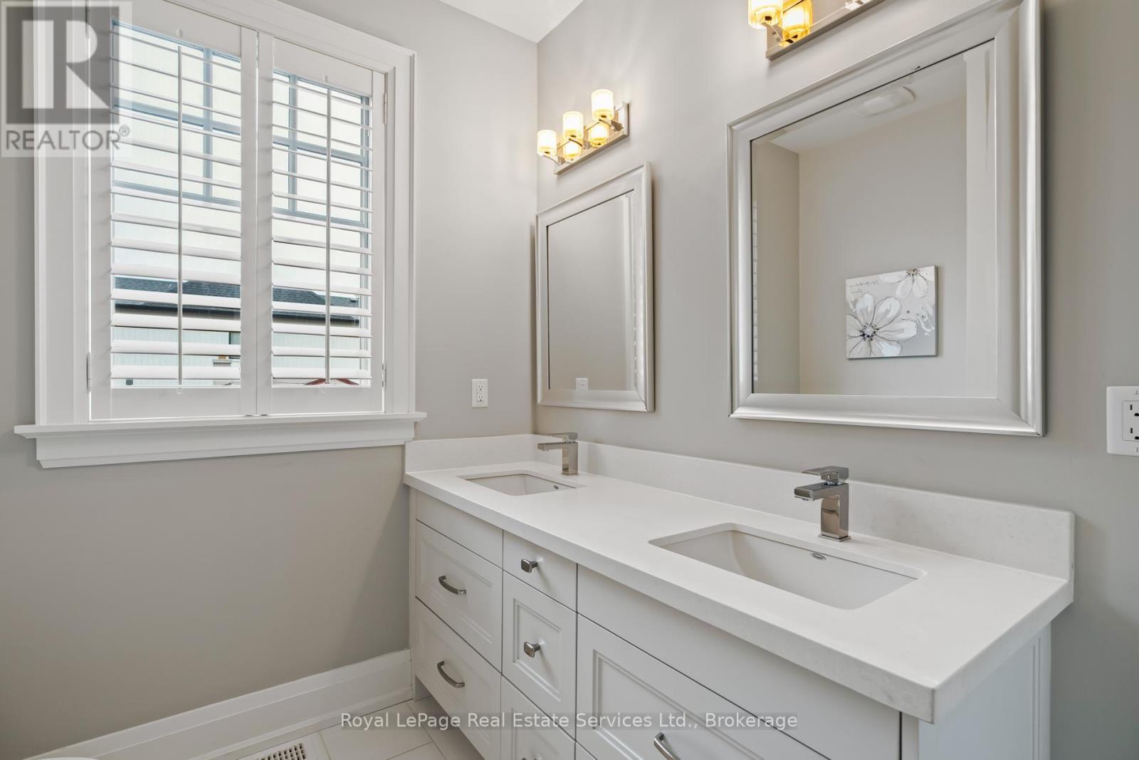 












231 CHERRYHILL ROAD

,
Oakville (BR Bronte),




Ontario
L6L3E3

