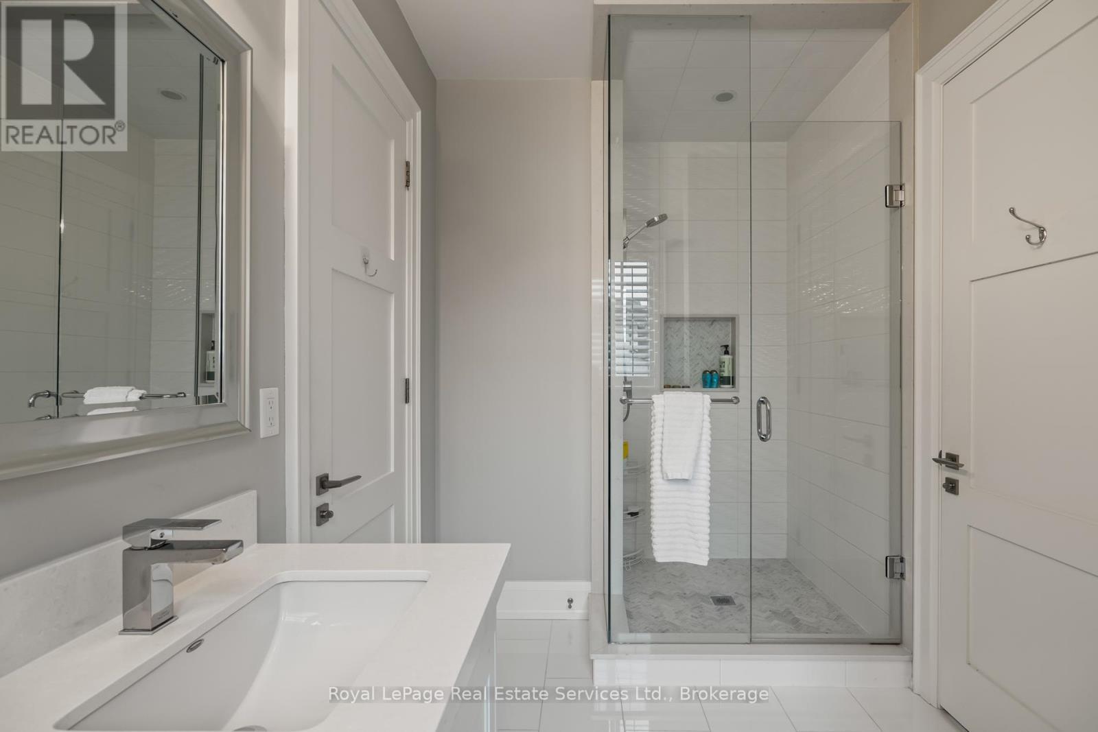 












231 CHERRYHILL ROAD

,
Oakville (BR Bronte),




Ontario
L6L3E3

