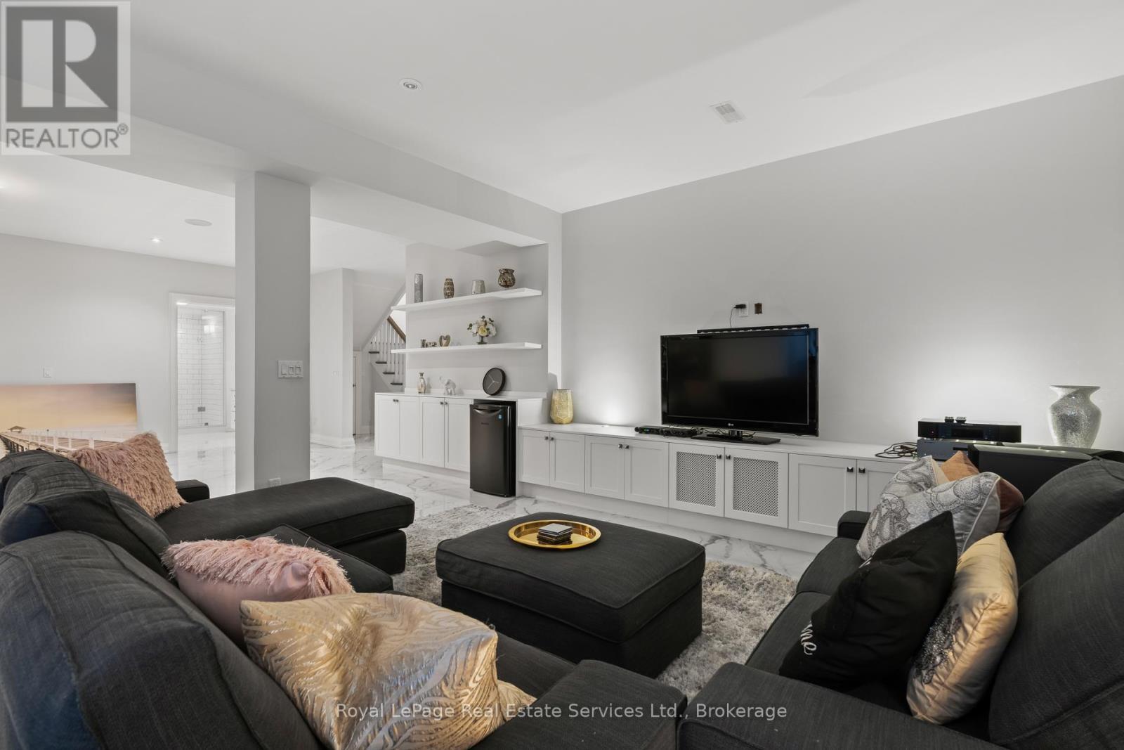 












231 CHERRYHILL ROAD

,
Oakville (BR Bronte),




Ontario
L6L3E3

