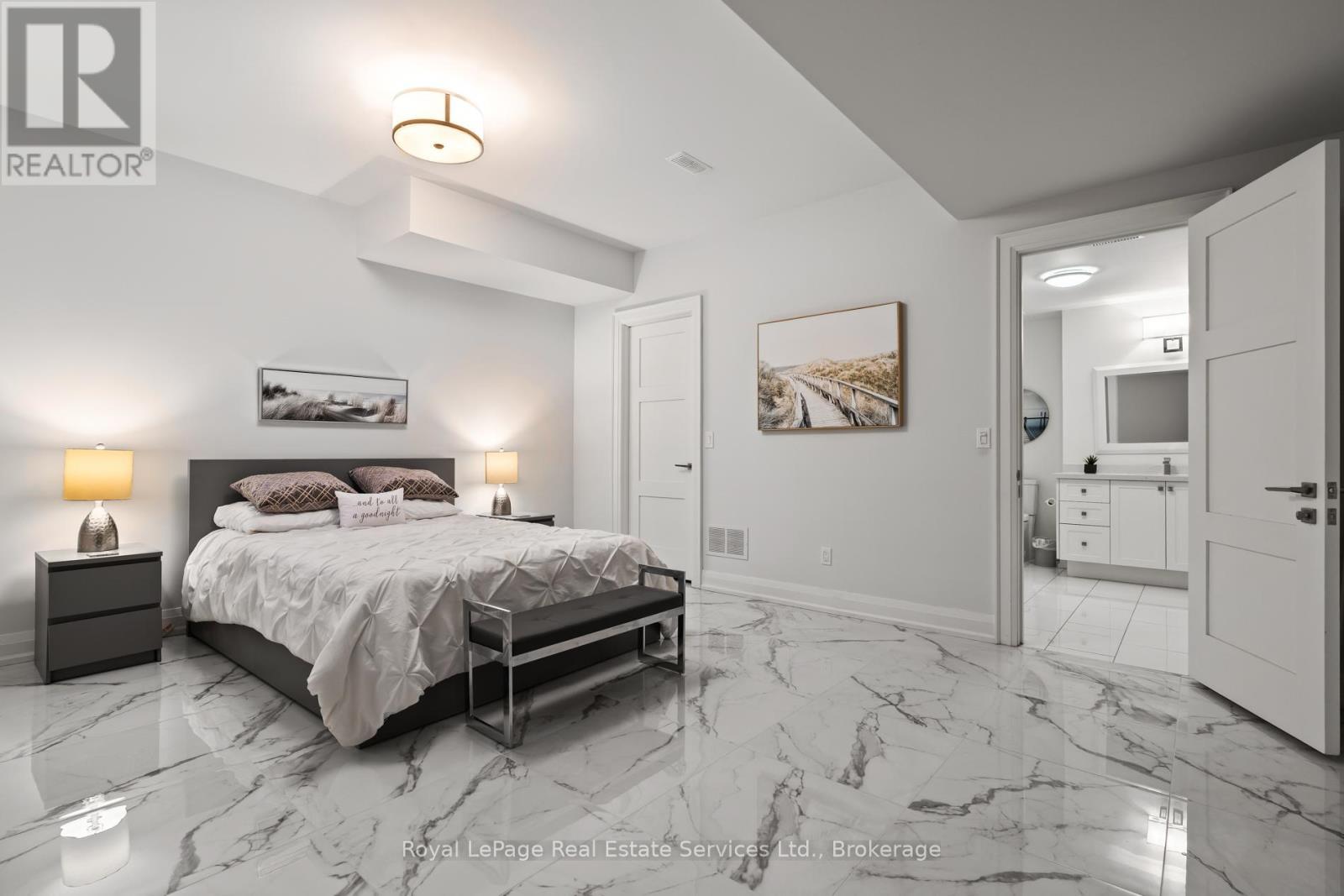 












231 CHERRYHILL ROAD

,
Oakville (BR Bronte),




Ontario
L6L3E3

