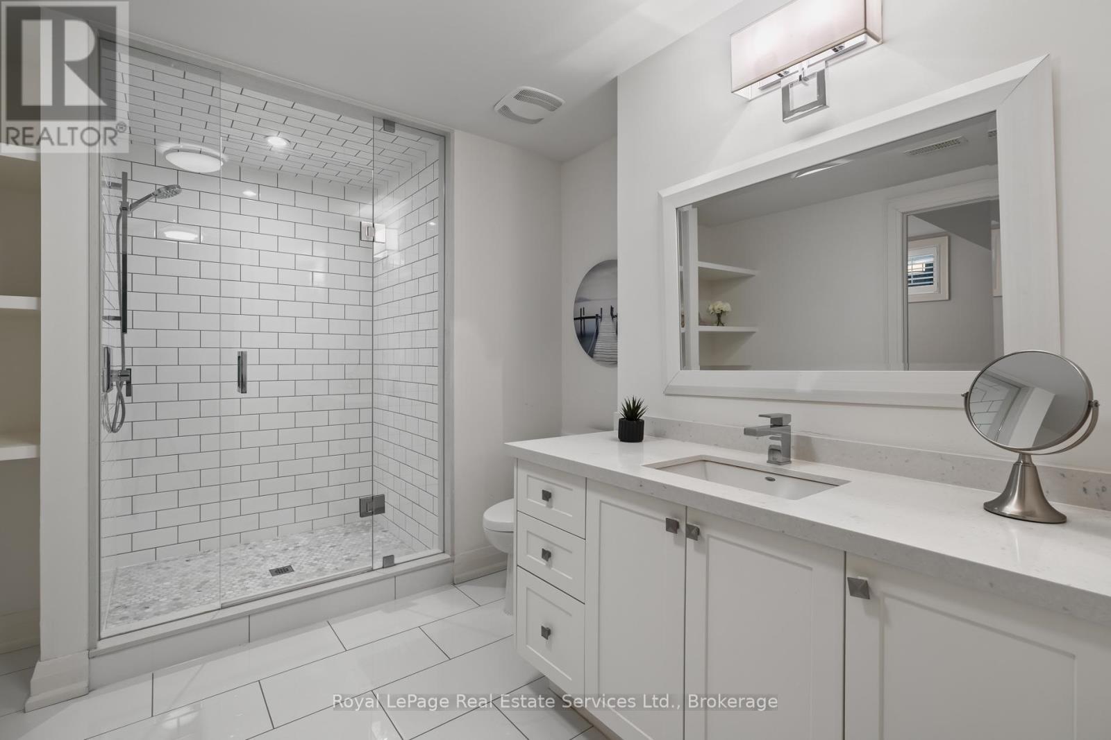 












231 CHERRYHILL ROAD

,
Oakville (BR Bronte),




Ontario
L6L3E3

