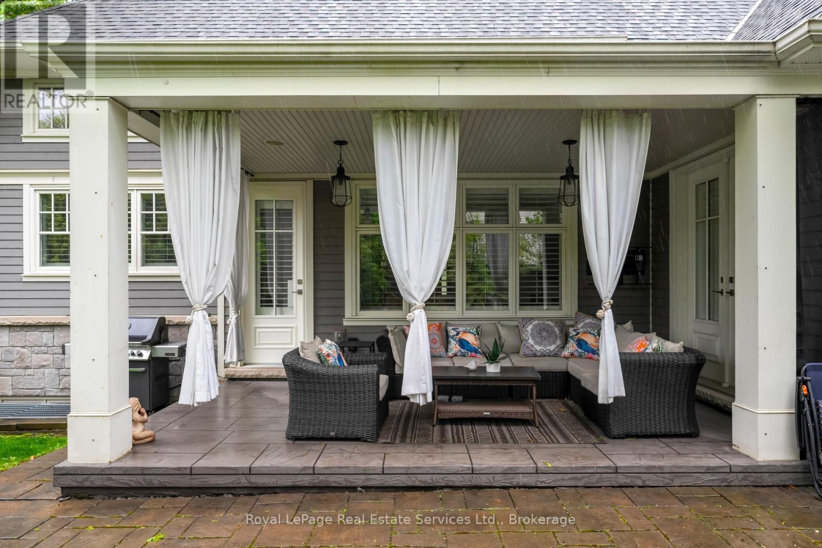 












231 CHERRYHILL ROAD

,
Oakville (BR Bronte),




Ontario
L6L3E3

