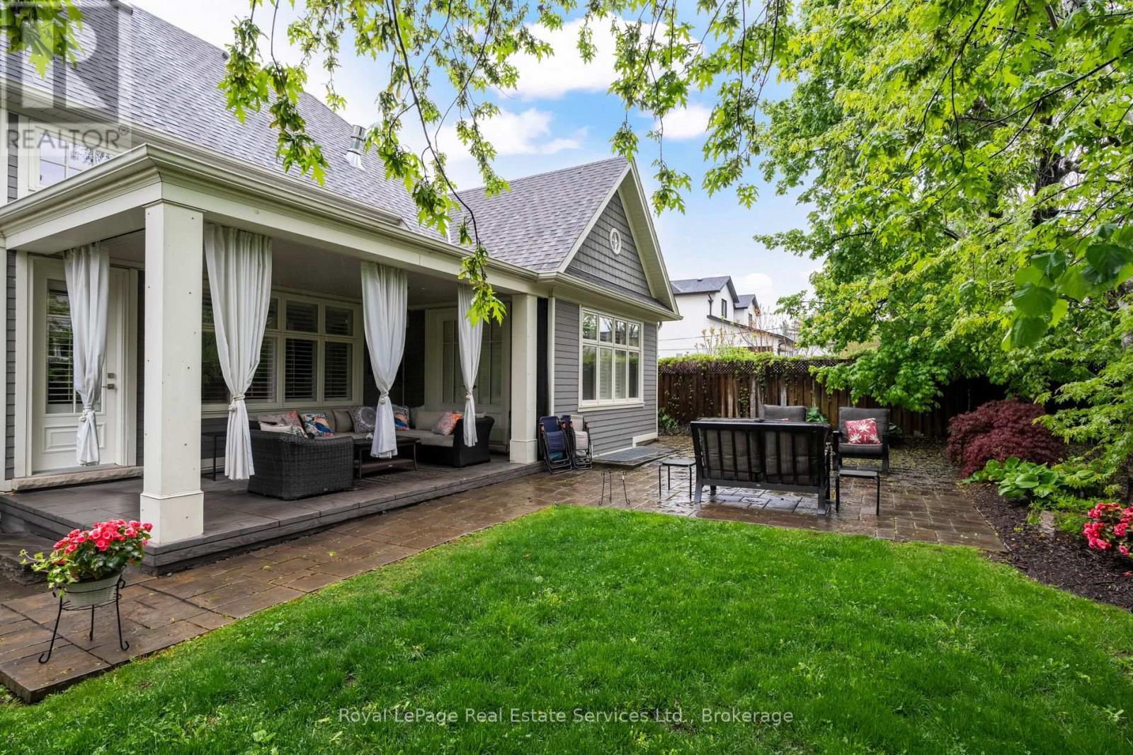 












231 CHERRYHILL ROAD

,
Oakville (BR Bronte),




Ontario
L6L3E3


