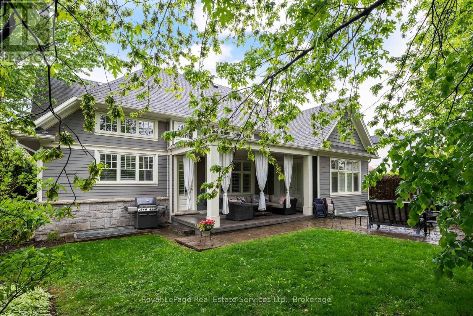 












231 CHERRYHILL ROAD

,
Oakville (BR Bronte),




Ontario
L6L3E3

