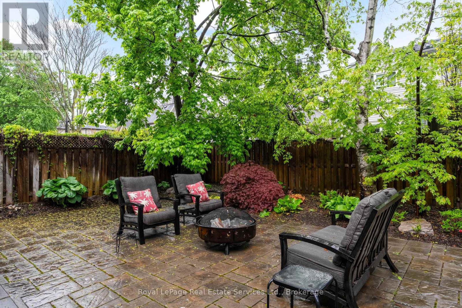 












231 CHERRYHILL ROAD

,
Oakville (BR Bronte),




Ontario
L6L3E3

