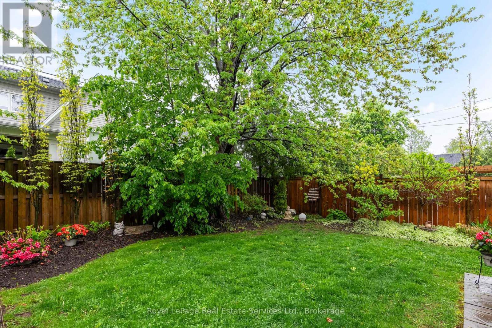 












231 CHERRYHILL ROAD

,
Oakville (BR Bronte),




Ontario
L6L3E3

