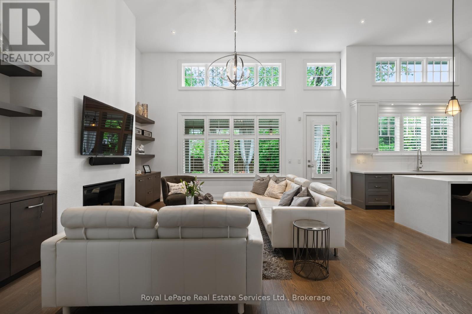 












231 CHERRYHILL ROAD

,
Oakville (BR Bronte),




Ontario
L6L3E3

