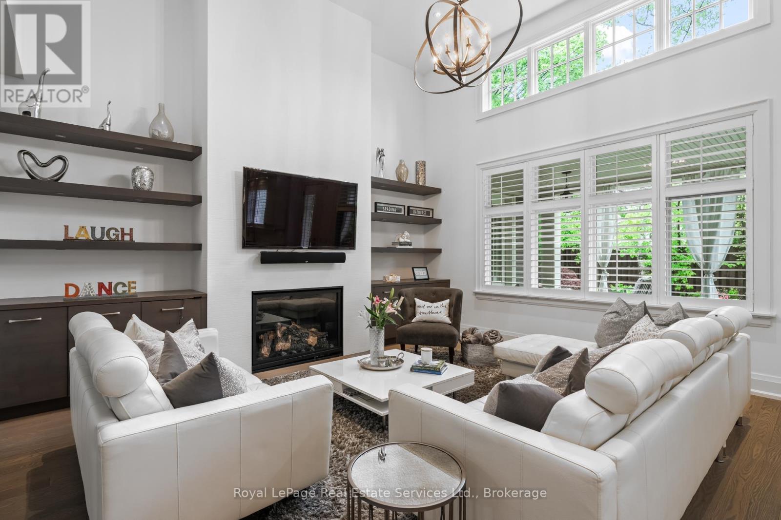 












231 CHERRYHILL ROAD

,
Oakville (BR Bronte),




Ontario
L6L3E3

