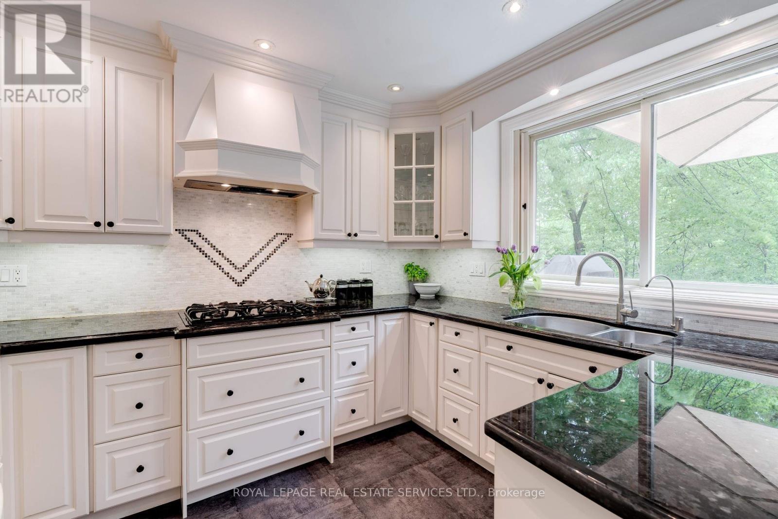 












3282 VICTORIA STREET

,
Oakville,




Ontario
L6L5R3

