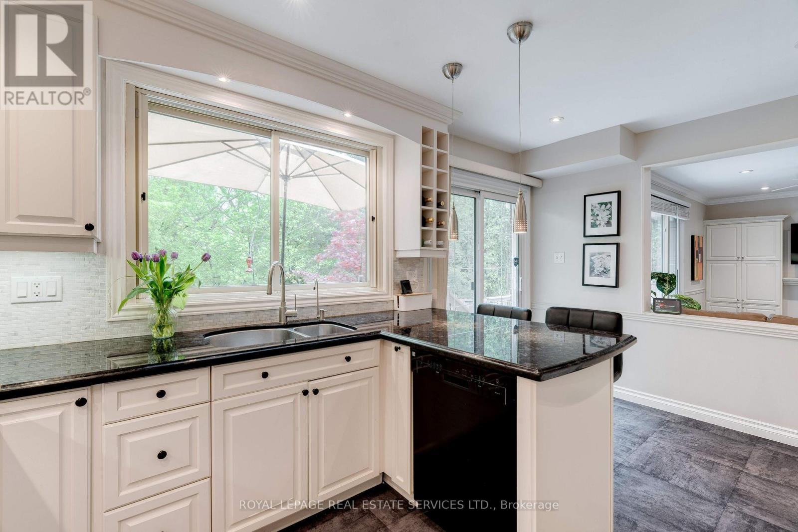 












3282 VICTORIA STREET

,
Oakville,




Ontario
L6L5R3

