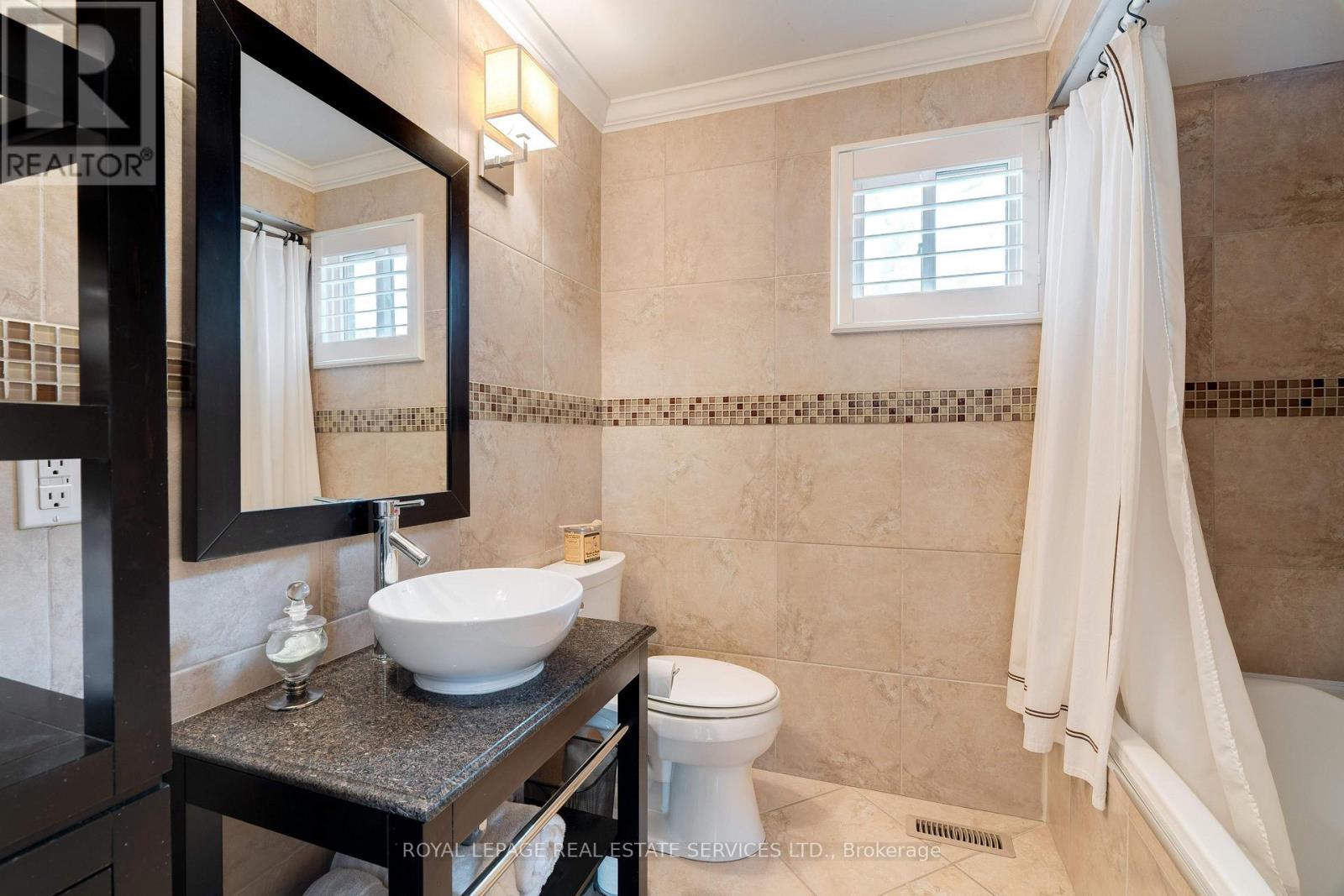 












3282 VICTORIA STREET

,
Oakville,




Ontario
L6L5R3


