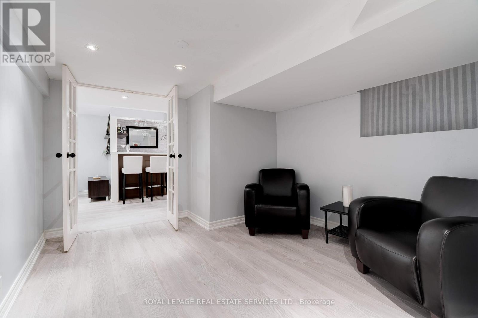 












3282 VICTORIA STREET

,
Oakville,




Ontario
L6L5R3

