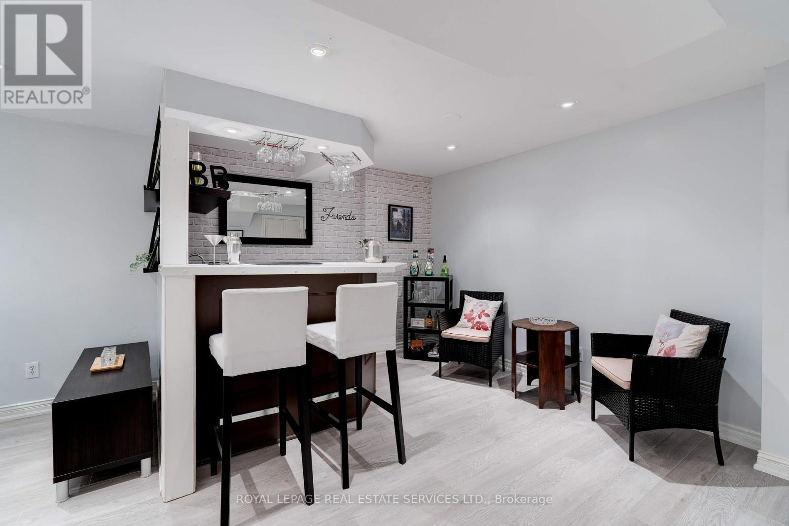 












3282 VICTORIA STREET

,
Oakville,




Ontario
L6L5R3

