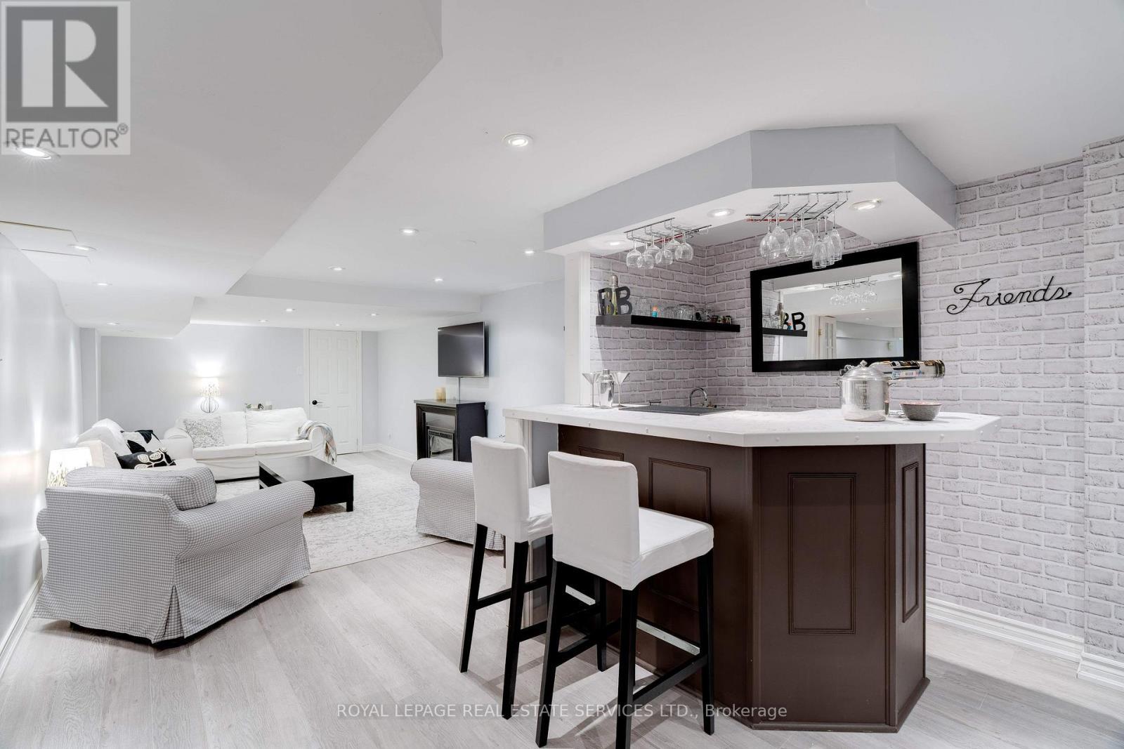 












3282 VICTORIA STREET

,
Oakville,




Ontario
L6L5R3

