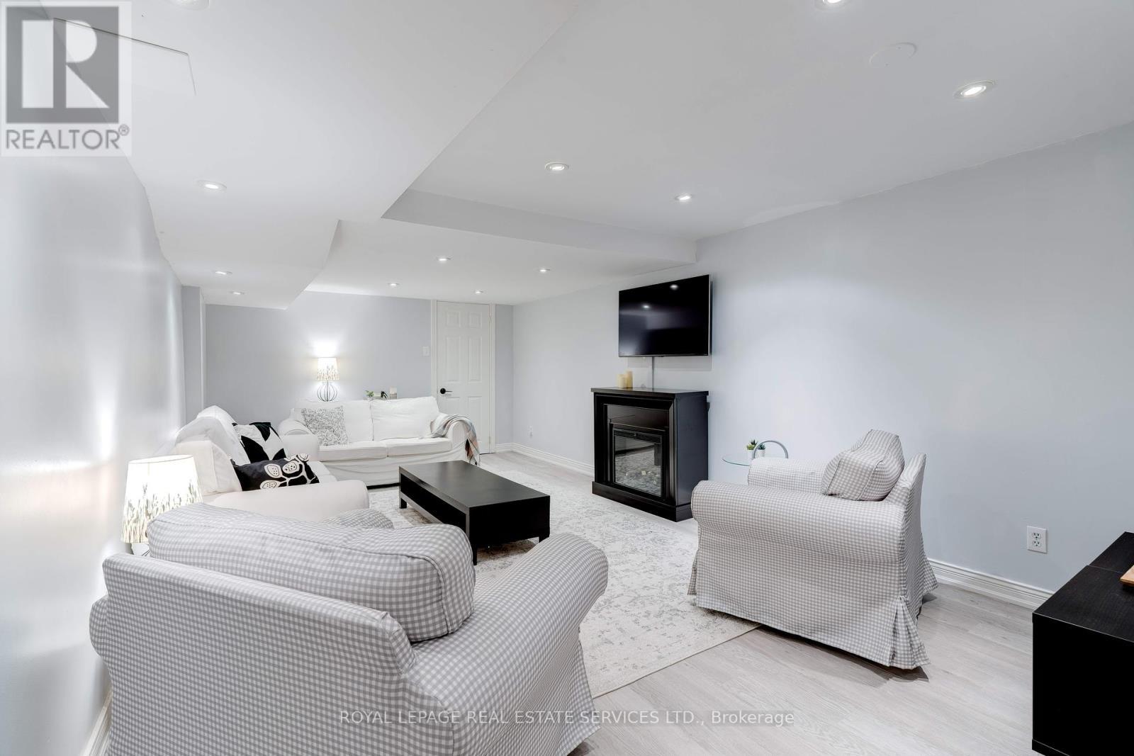 












3282 VICTORIA STREET

,
Oakville,




Ontario
L6L5R3

