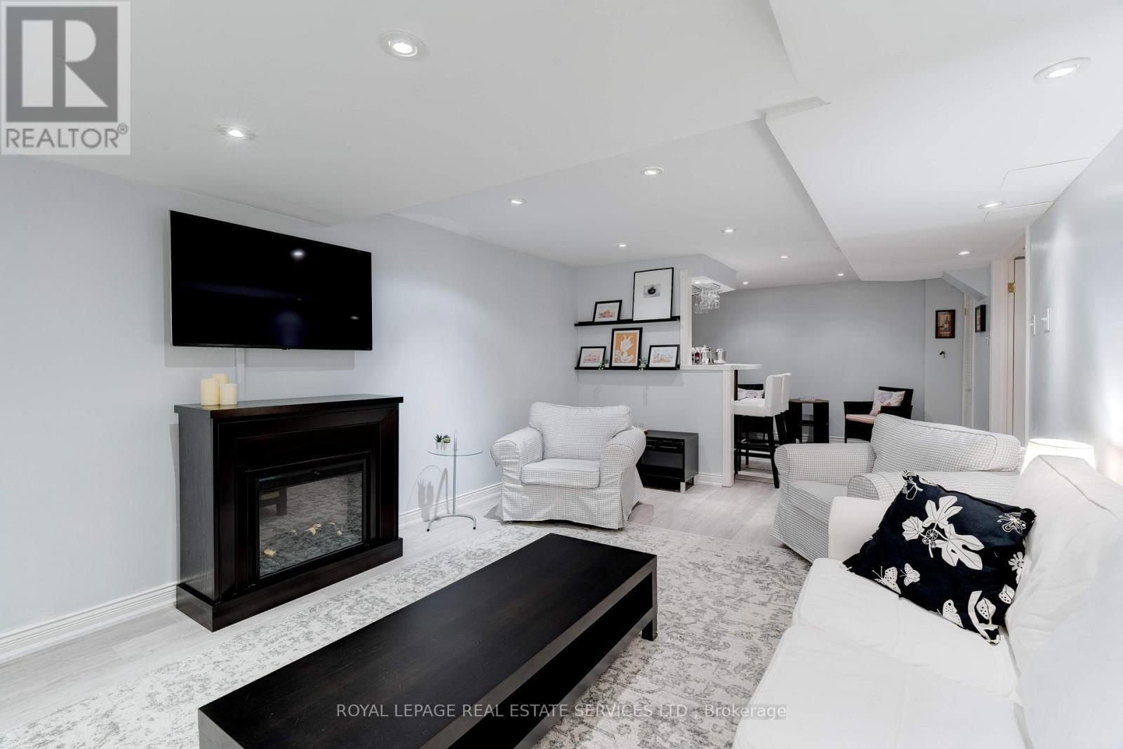 












3282 VICTORIA STREET

,
Oakville,




Ontario
L6L5R3

