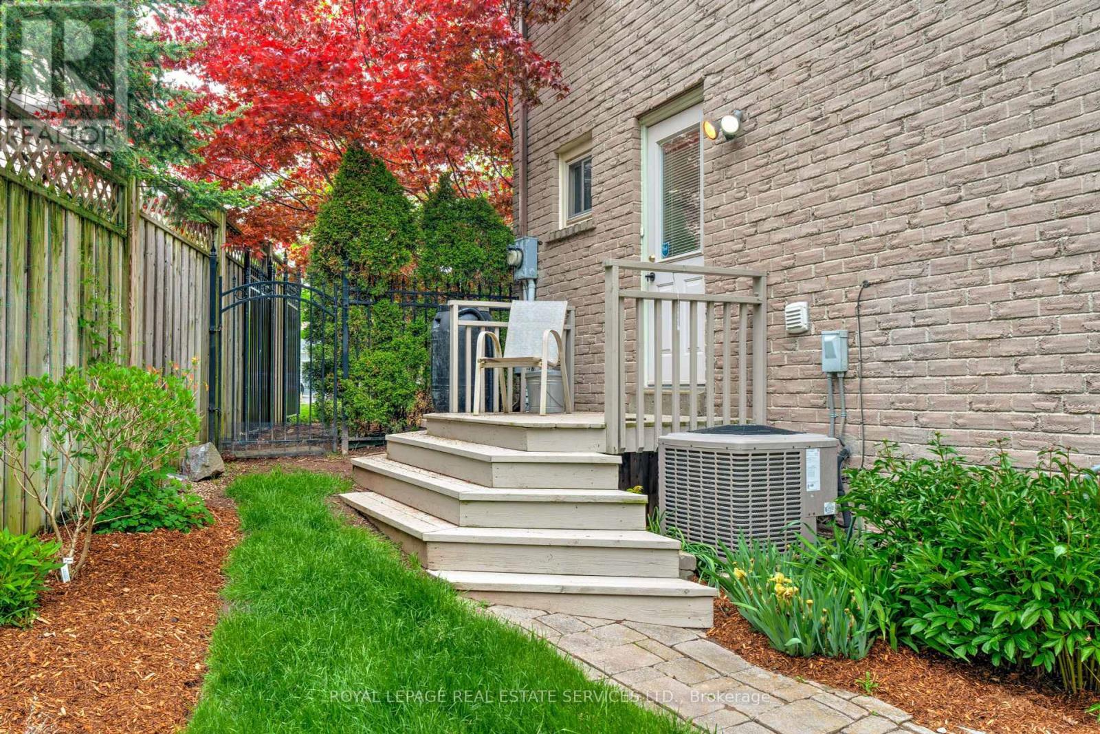 












3282 VICTORIA STREET

,
Oakville,




Ontario
L6L5R3

