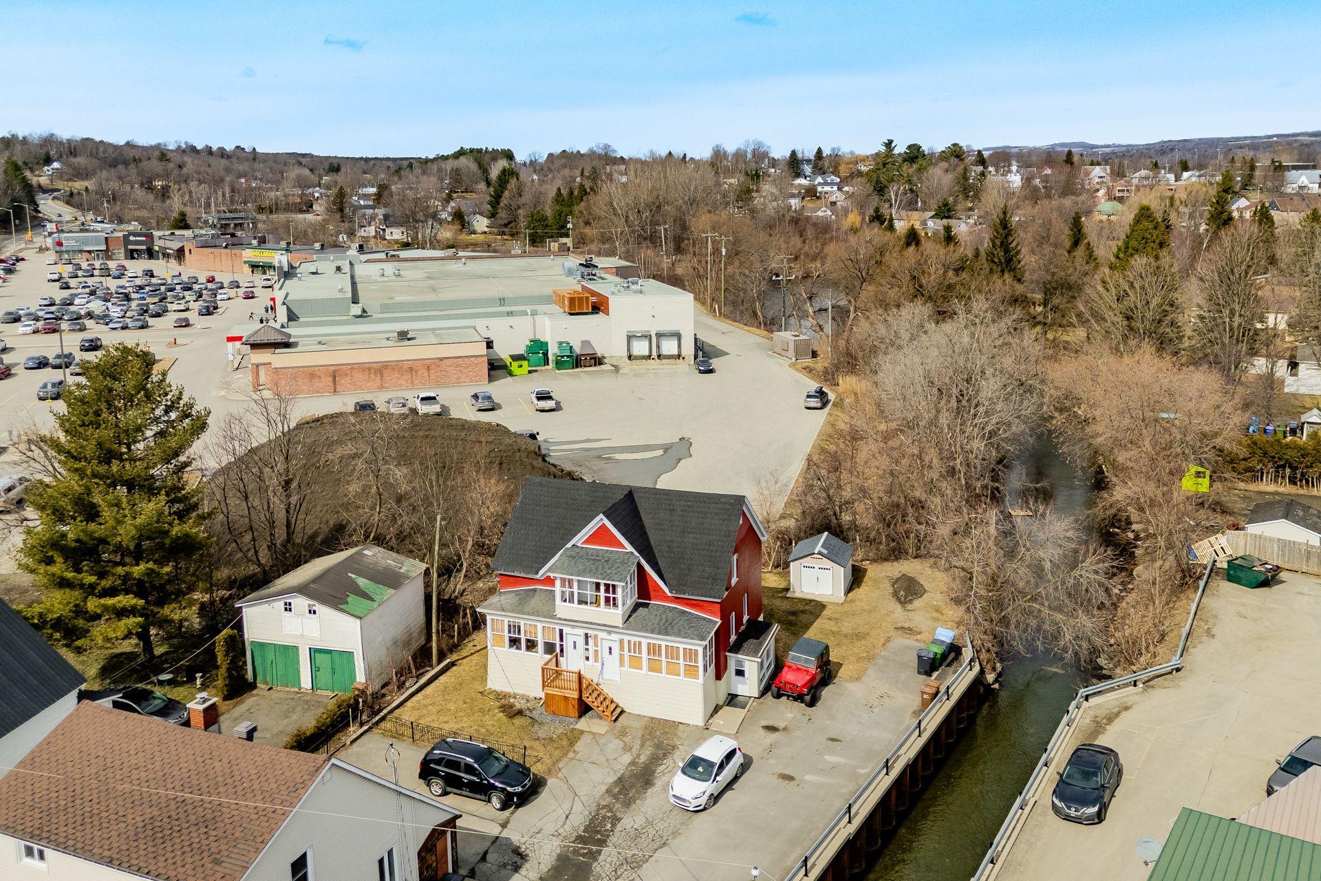 









49


Rue Chartier

,
Coaticook,




QC
J1A1K2

