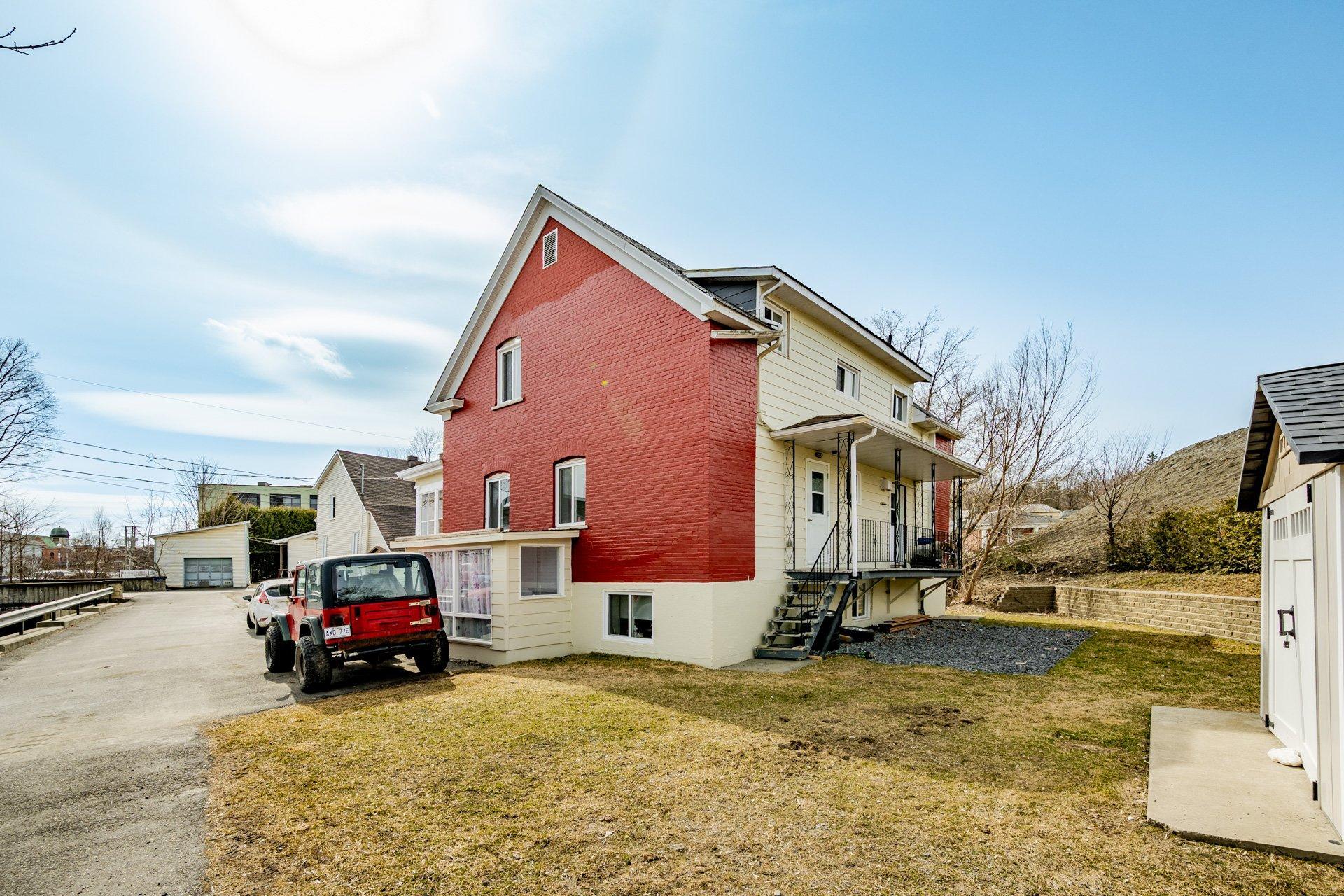 









49


Rue Chartier

,
Coaticook,




QC
J1A1K2


