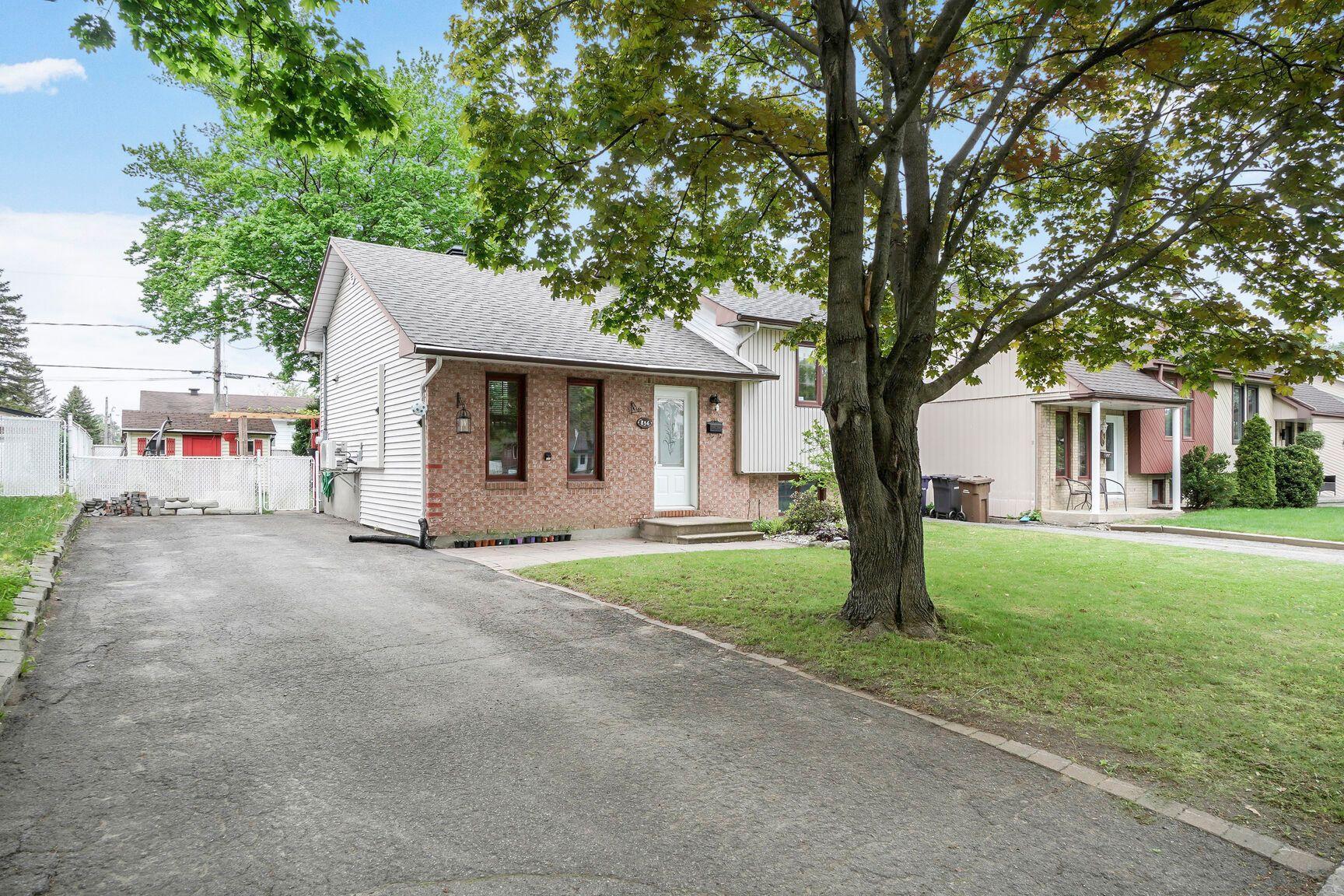 









856


13e Avenue

,
Laval (Fabreville),




QC
H7R4N6

