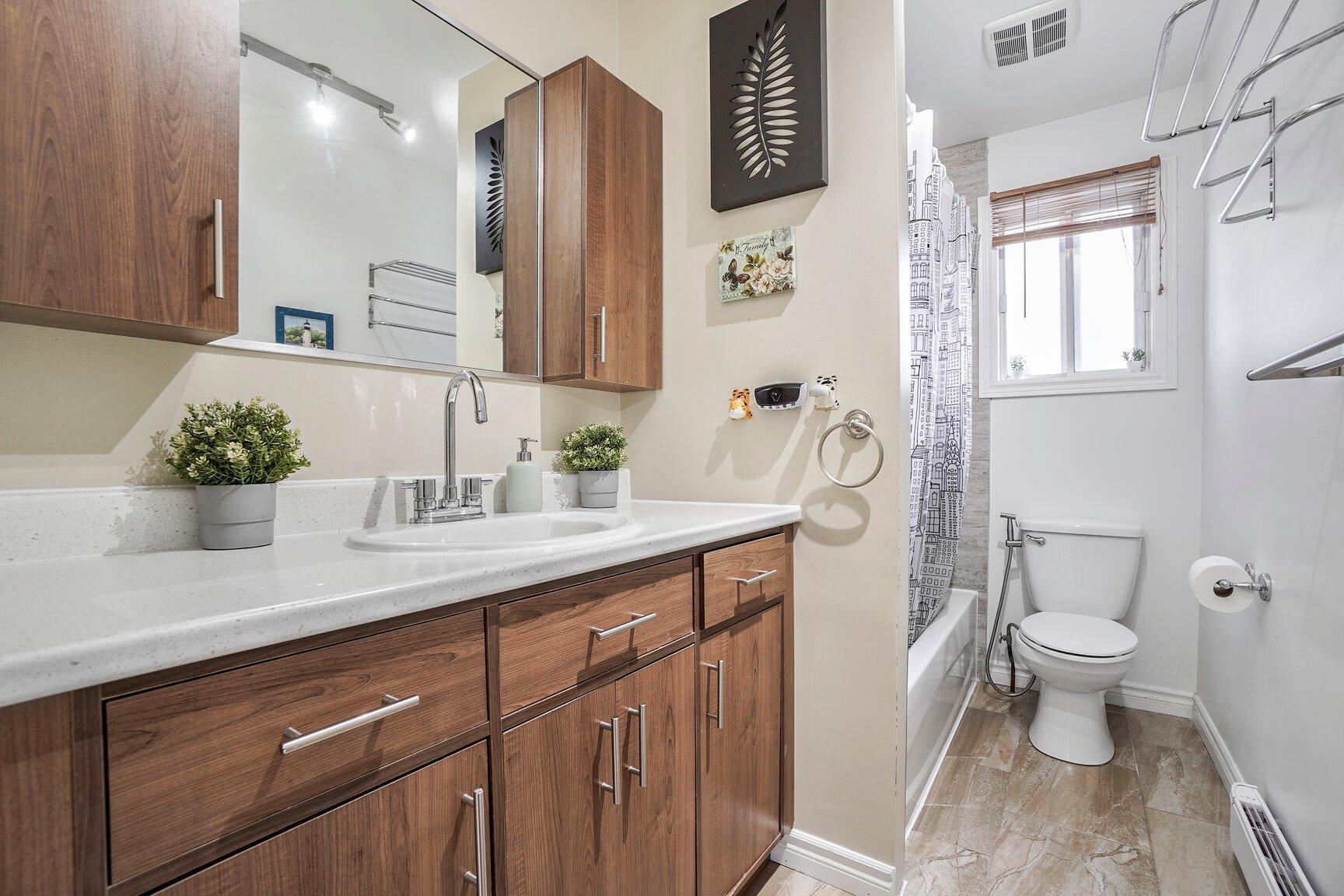 









856


13e Avenue

,
Laval (Fabreville),




QC
H7R4N6

