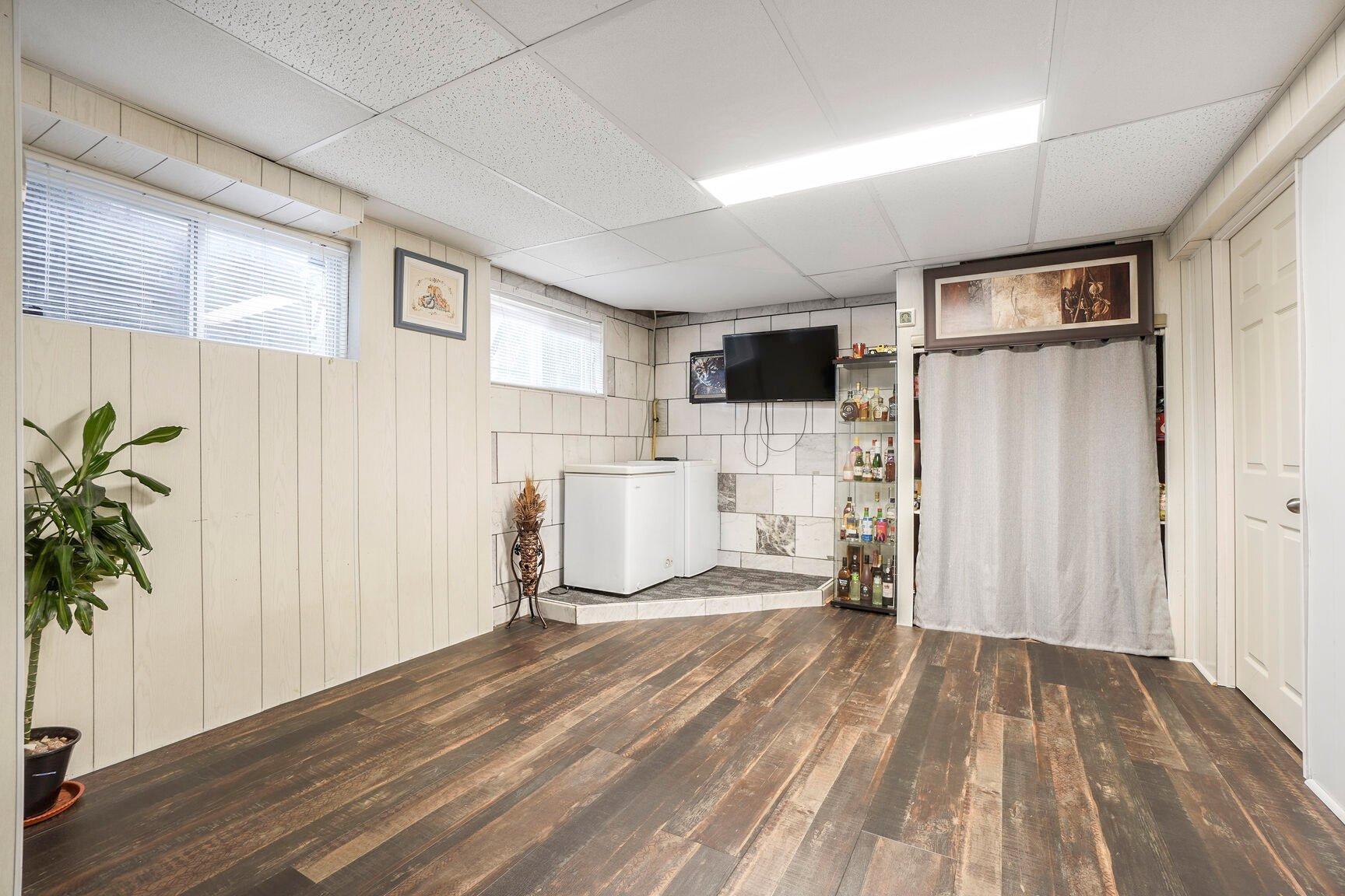 









856


13e Avenue

,
Laval (Fabreville),




QC
H7R4N6

