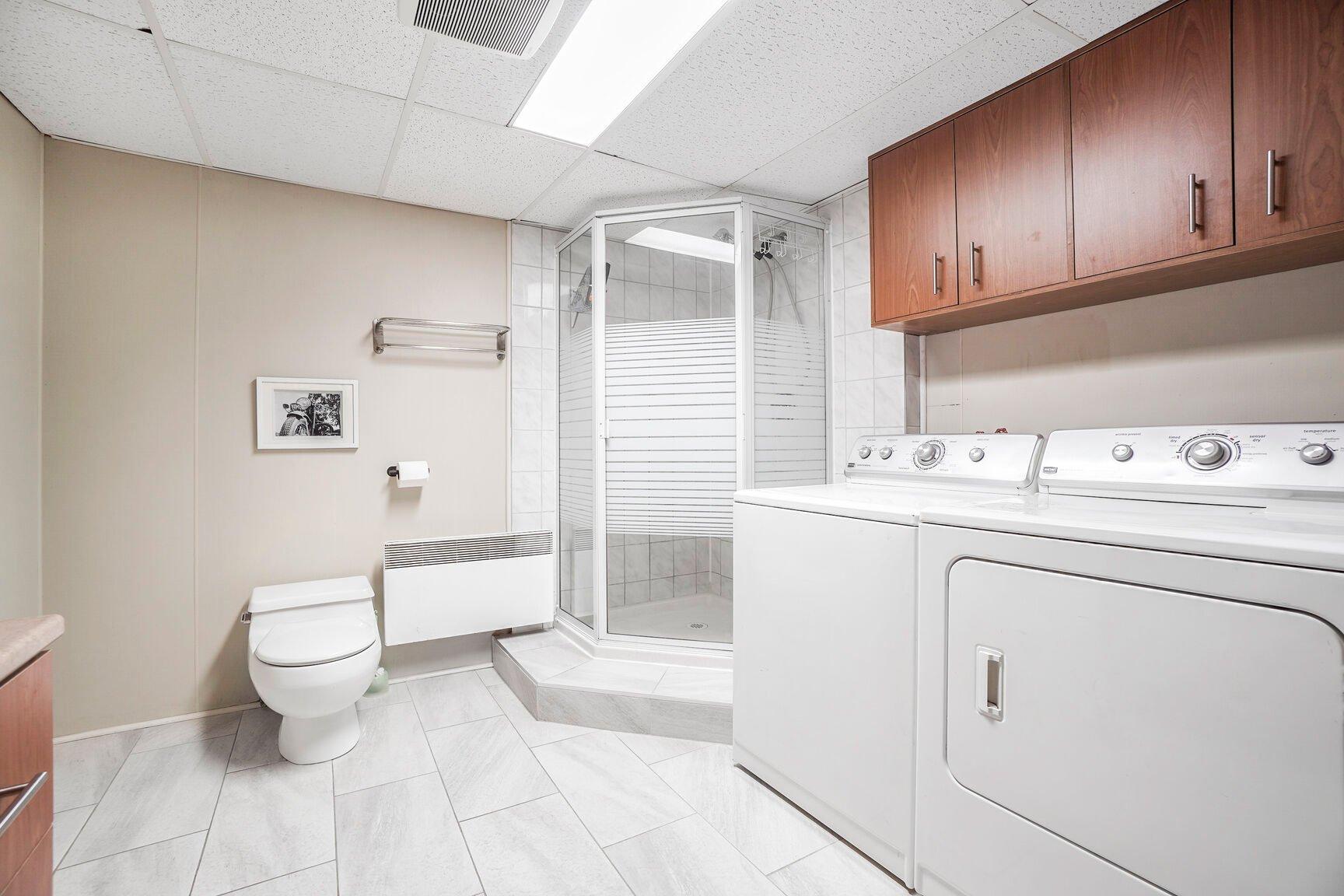 









856


13e Avenue

,
Laval (Fabreville),




QC
H7R4N6

