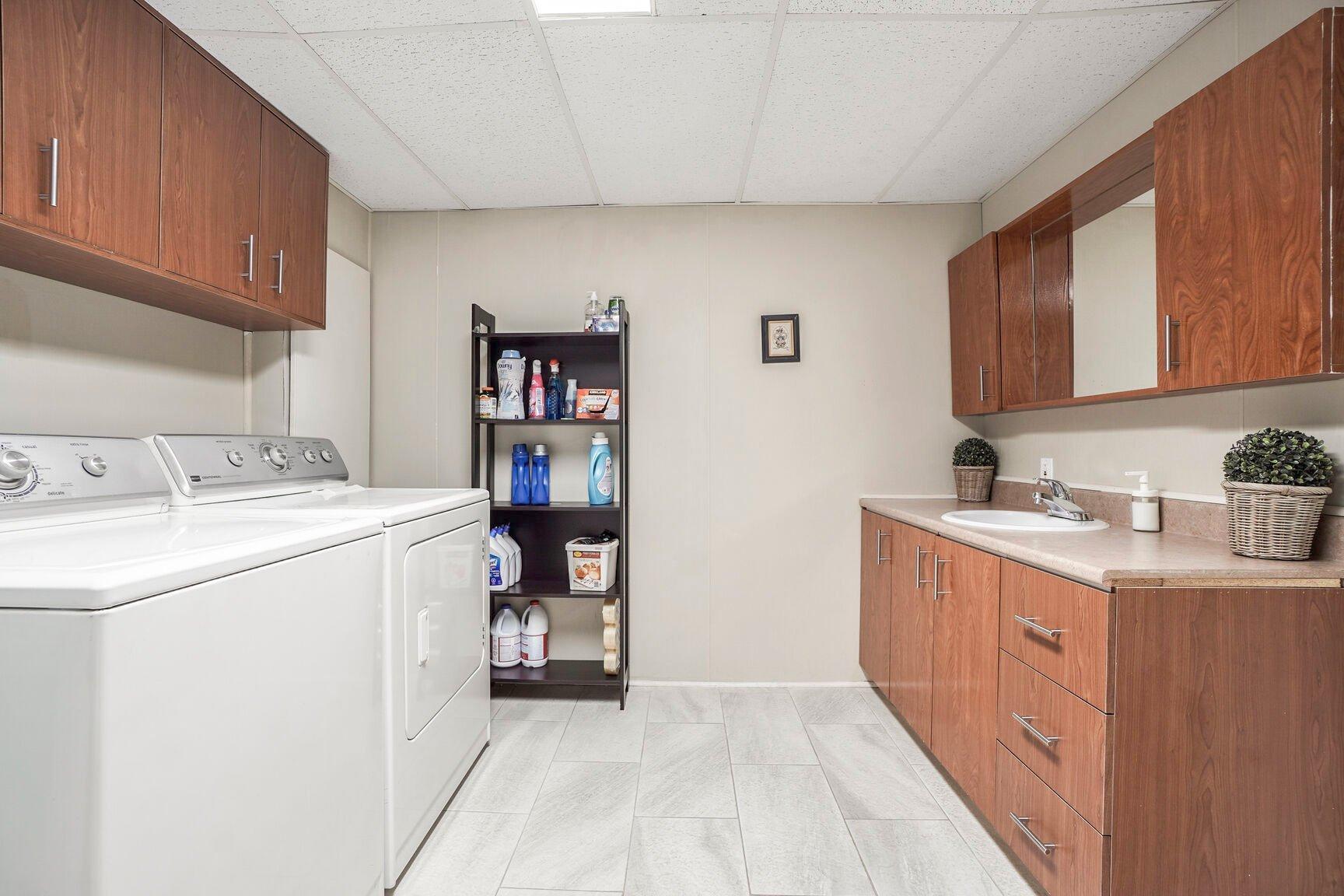 









856


13e Avenue

,
Laval (Fabreville),




QC
H7R4N6


