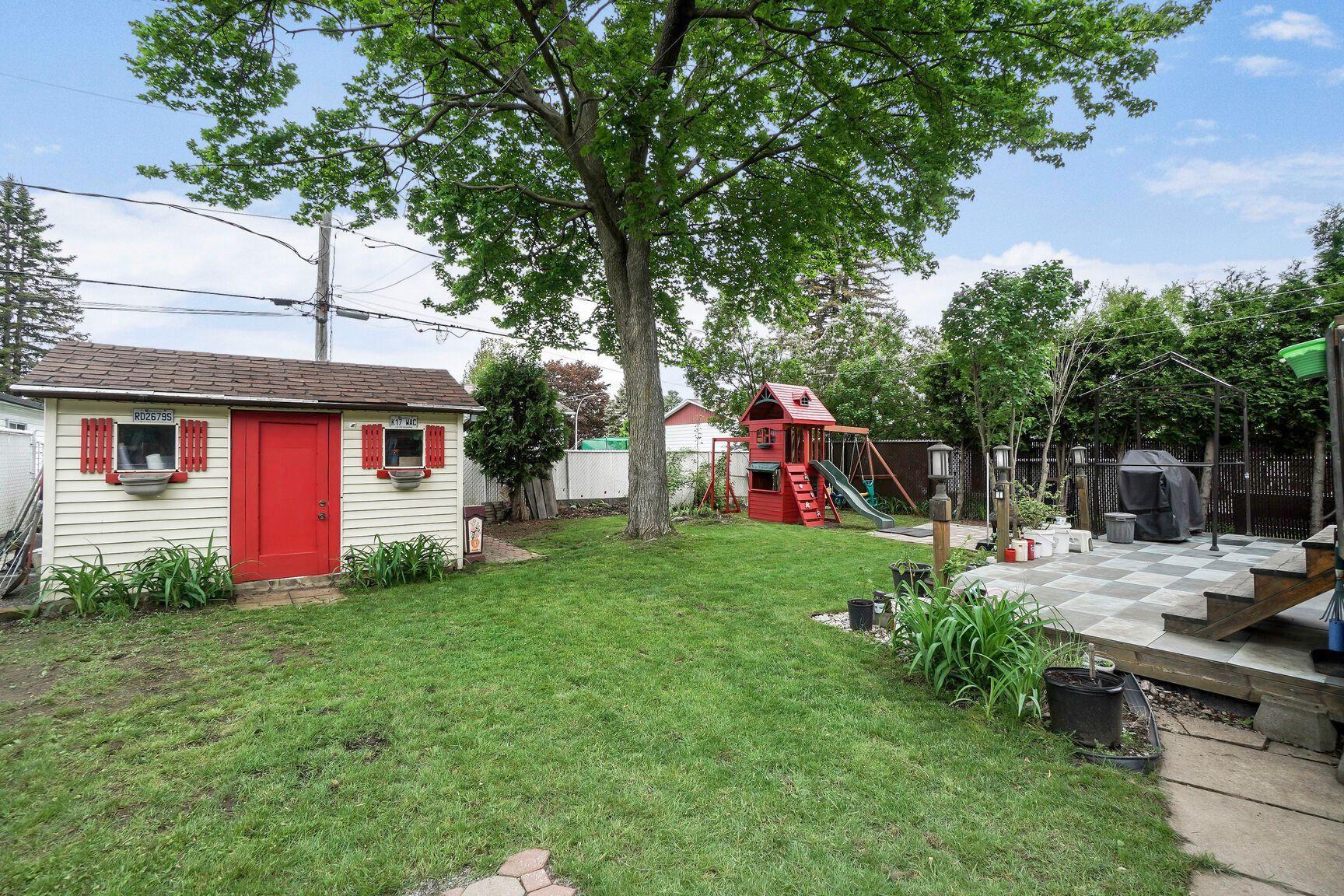 









856


13e Avenue

,
Laval (Fabreville),




QC
H7R4N6

