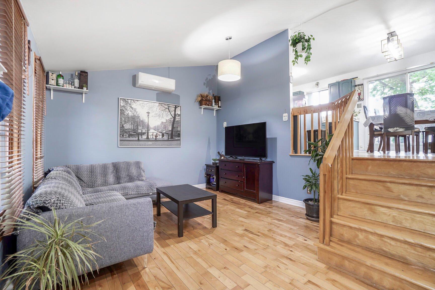 









856


13e Avenue

,
Laval (Fabreville),




QC
H7R4N6

