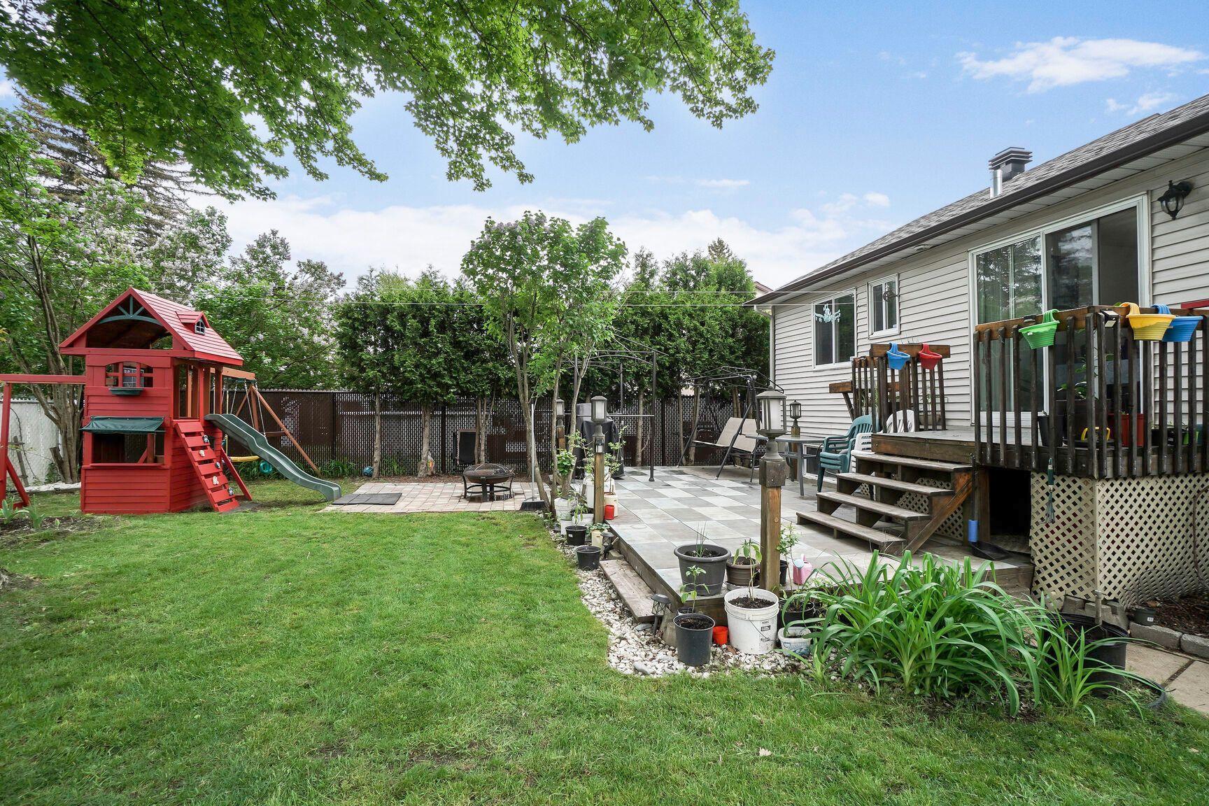 









856


13e Avenue

,
Laval (Fabreville),




QC
H7R4N6

