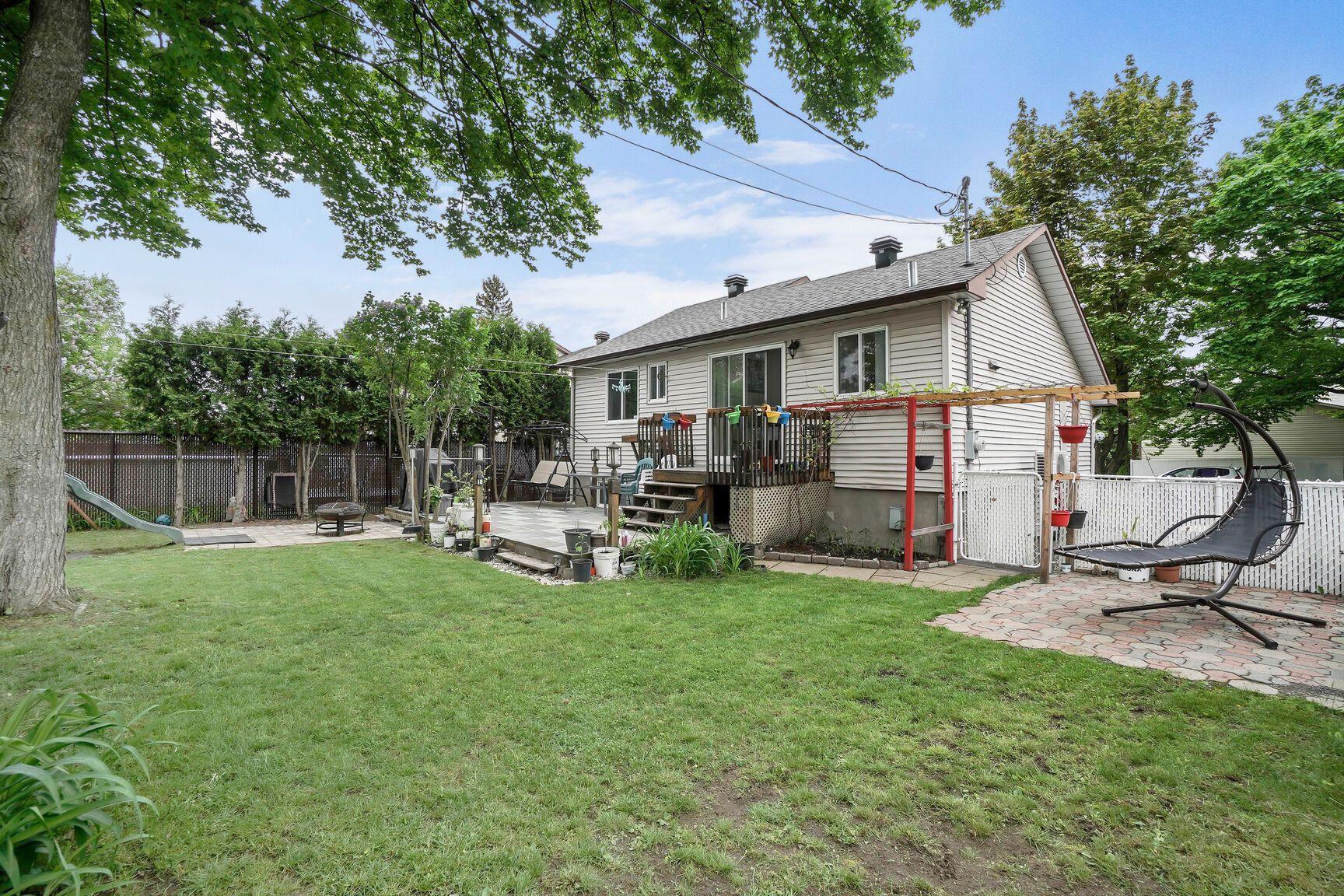 









856


13e Avenue

,
Laval (Fabreville),




QC
H7R4N6

