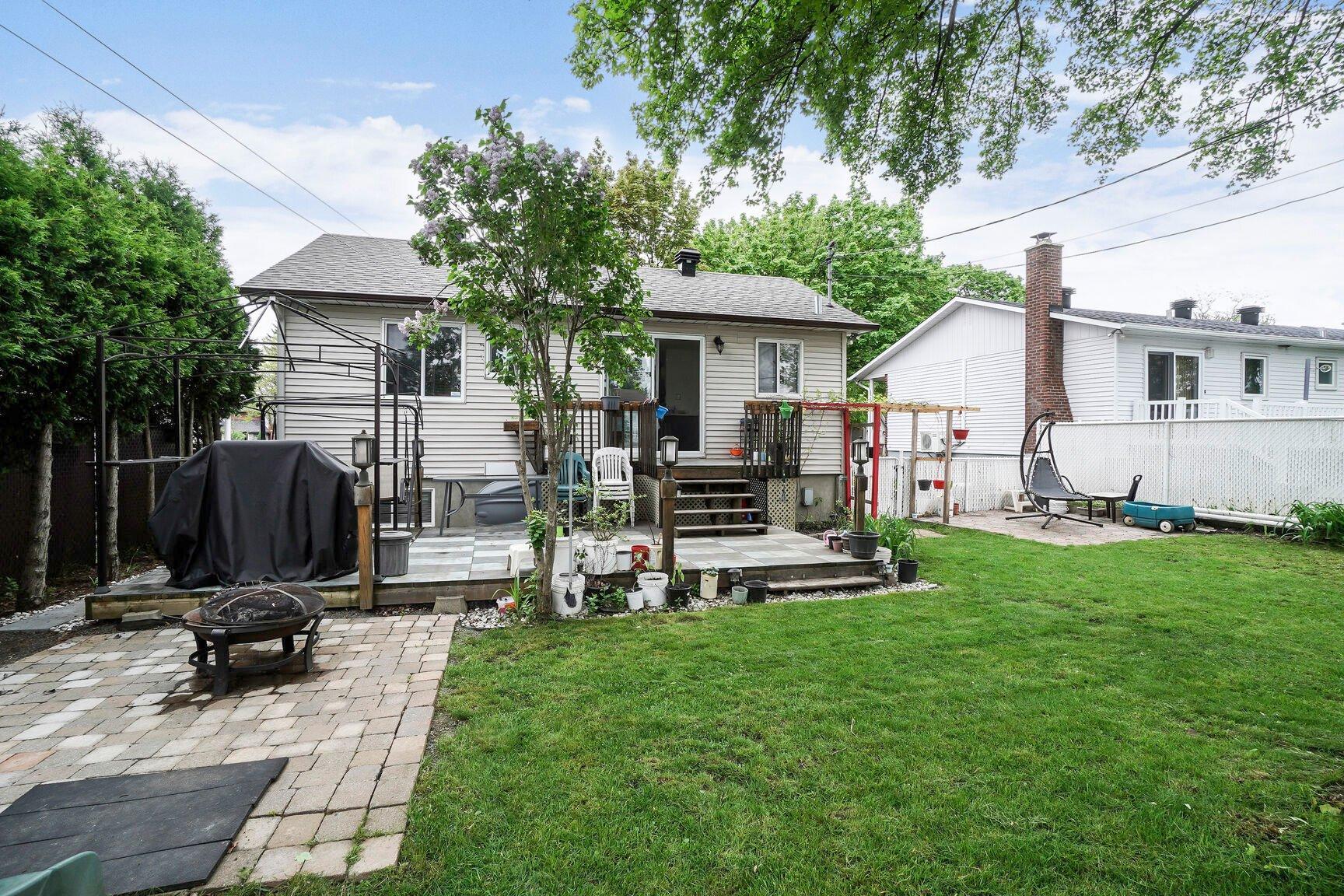 









856


13e Avenue

,
Laval (Fabreville),




QC
H7R4N6

