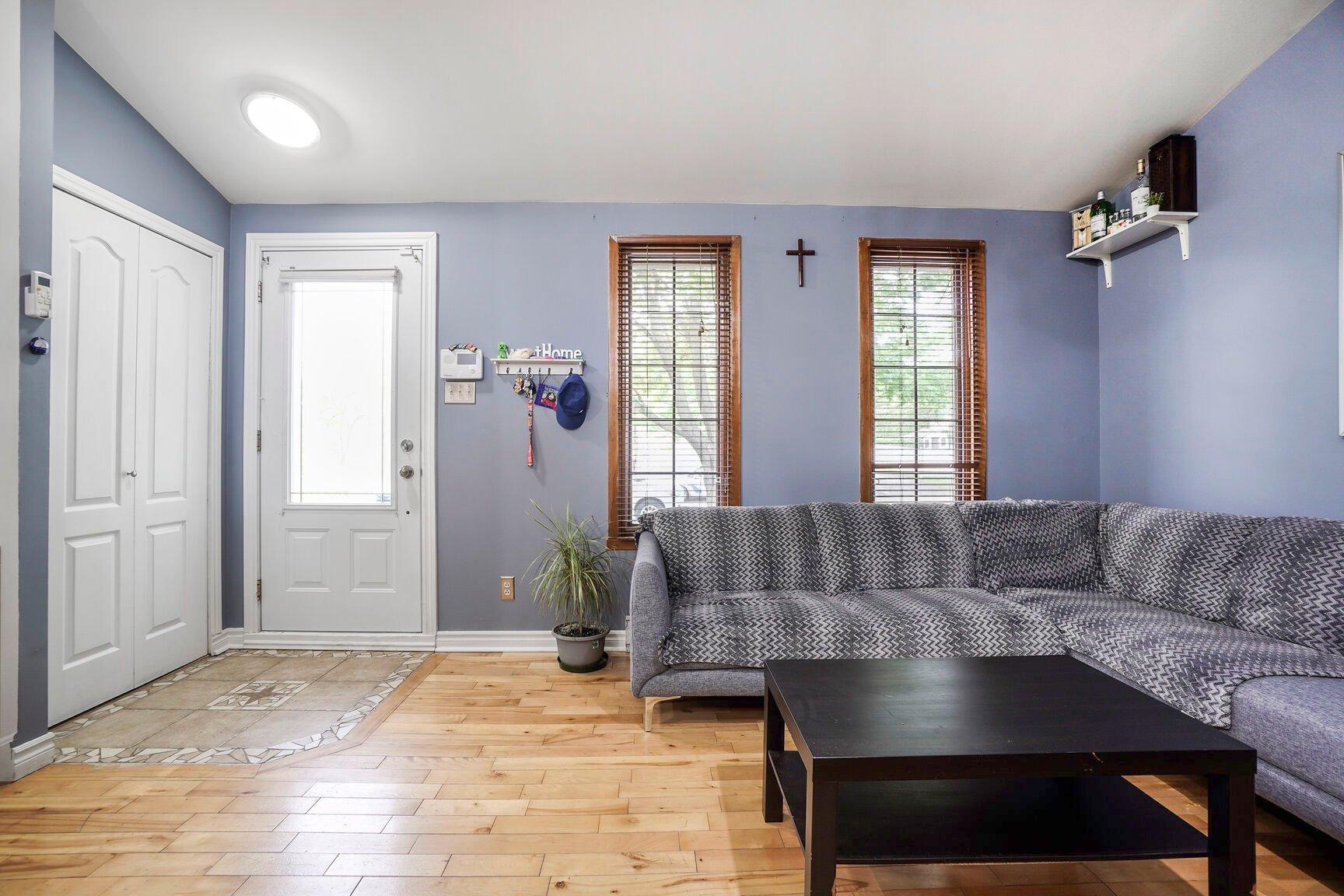 









856


13e Avenue

,
Laval (Fabreville),




QC
H7R4N6

