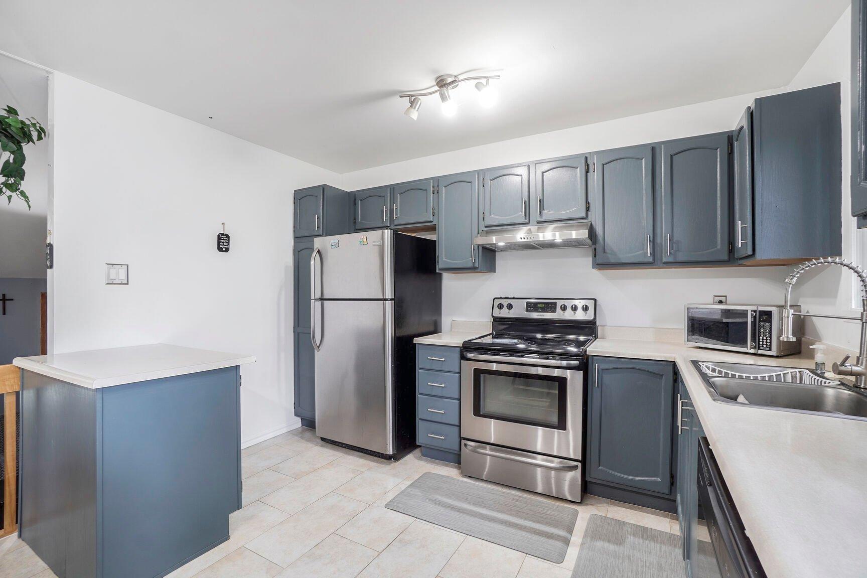 









856


13e Avenue

,
Laval (Fabreville),




QC
H7R4N6

