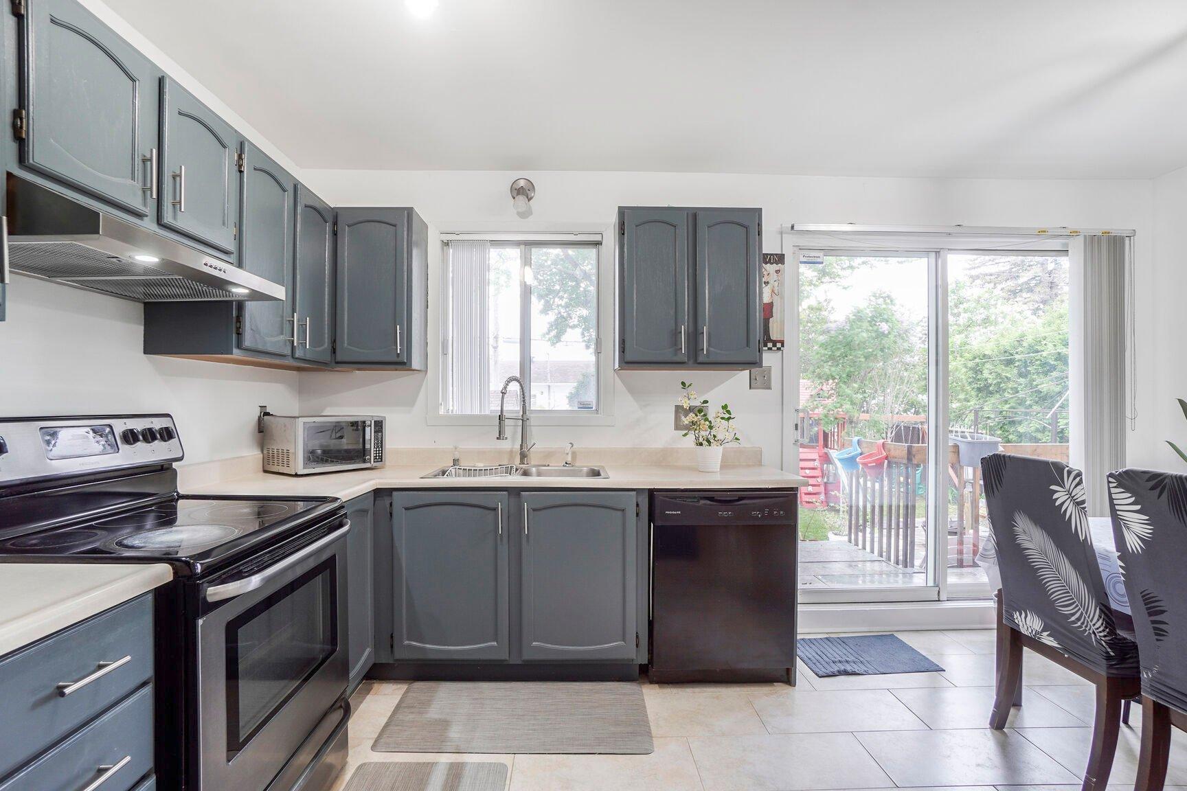 









856


13e Avenue

,
Laval (Fabreville),




QC
H7R4N6

