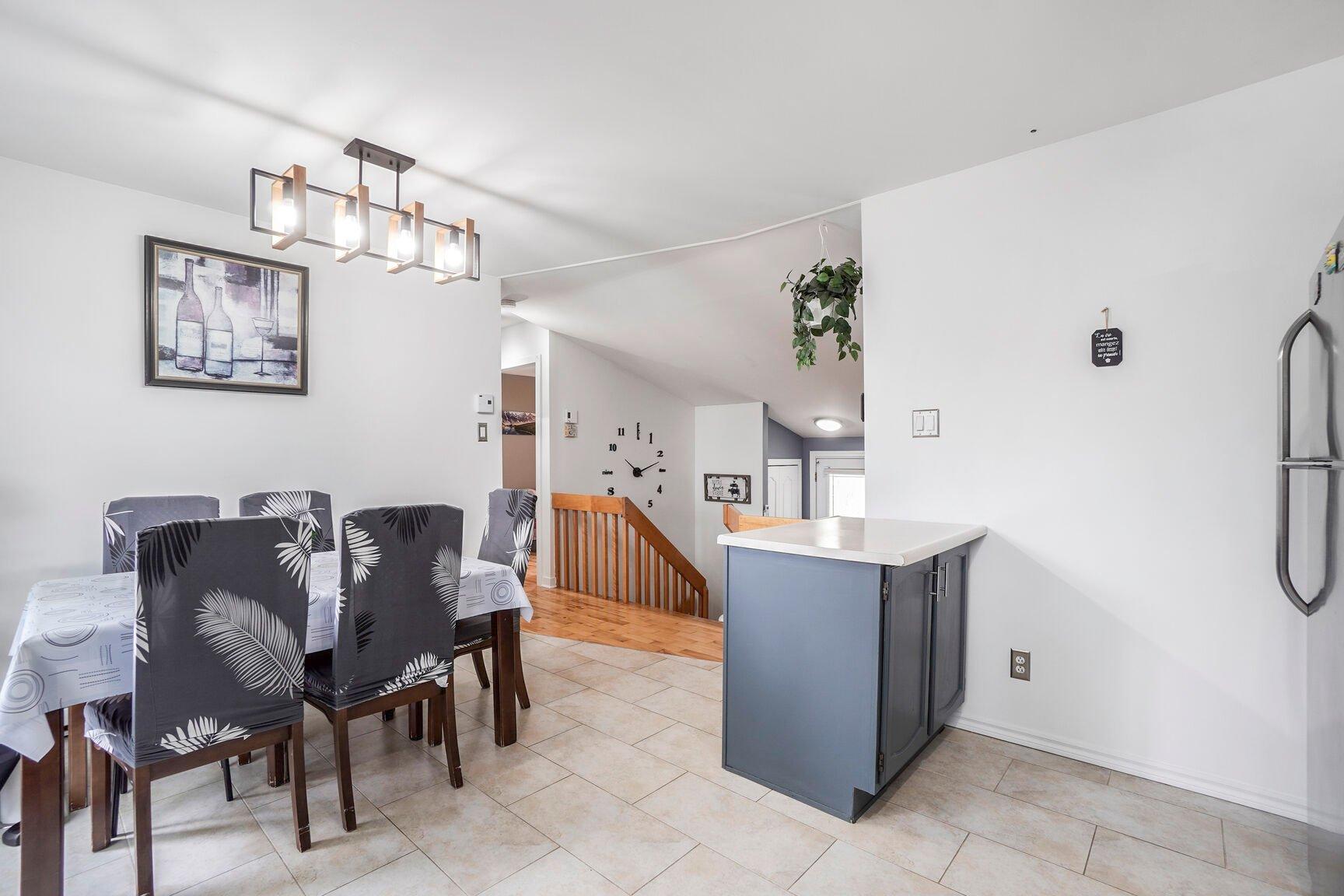 









856


13e Avenue

,
Laval (Fabreville),




QC
H7R4N6

