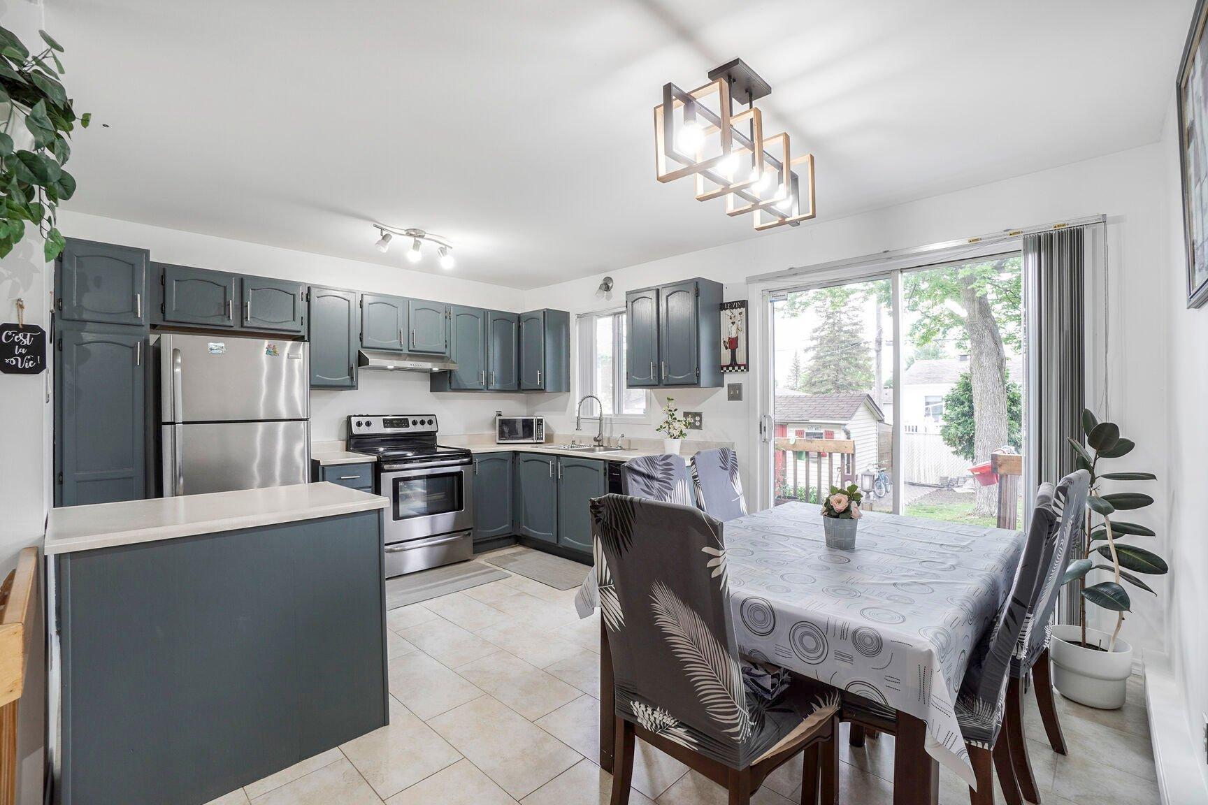 









856


13e Avenue

,
Laval (Fabreville),




QC
H7R4N6

