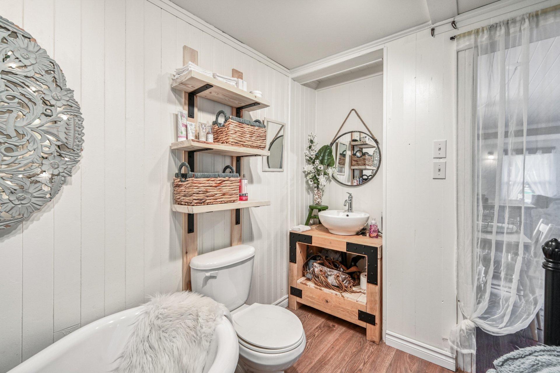 









200


Rue Harris

,
Saint-Jean-sur-Richelieu,




QC
J3B4N6

