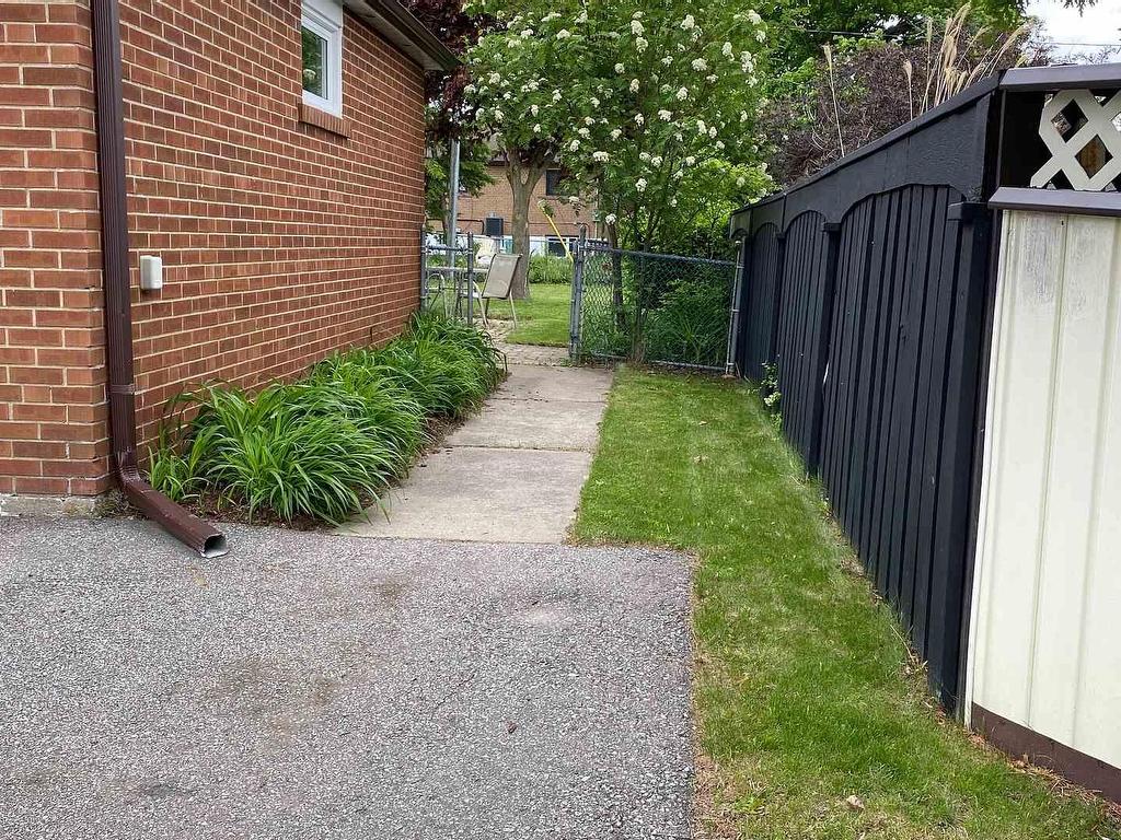 









35


Aintree

Crescent,
Brampton,




ON
L6T 2T2

