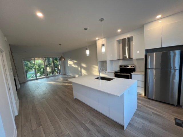 









417


Rue Houde

,
La Prairie,




QC
J5R0T8


