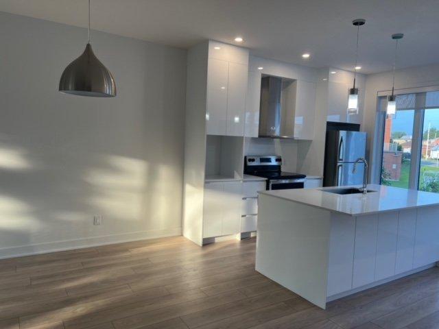 









417


Rue Houde

,
La Prairie,




QC
J5R0T8

